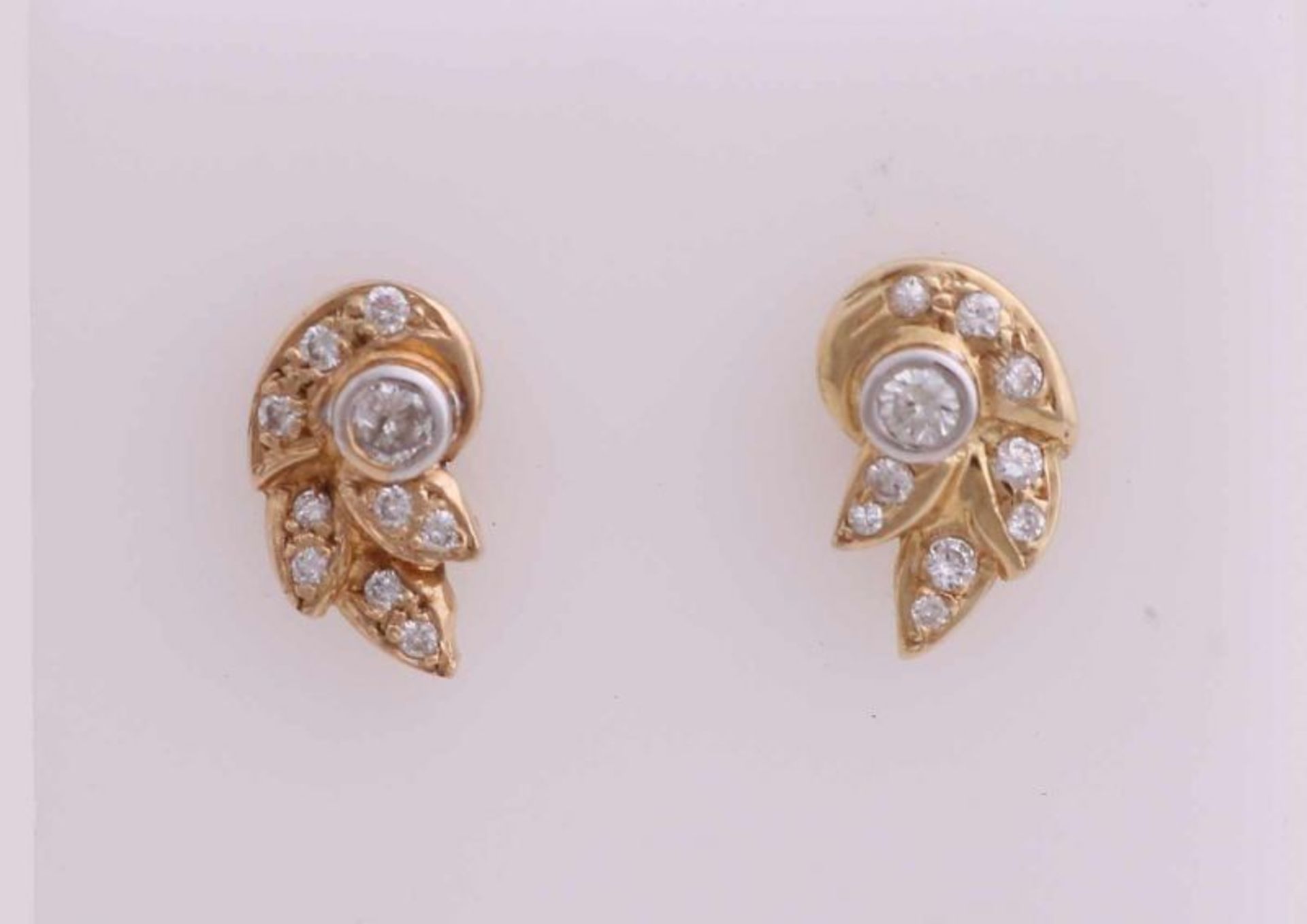 Ornate golden earrings, 585/000, with diamond. Studs in the form of a leaf vibrate with various