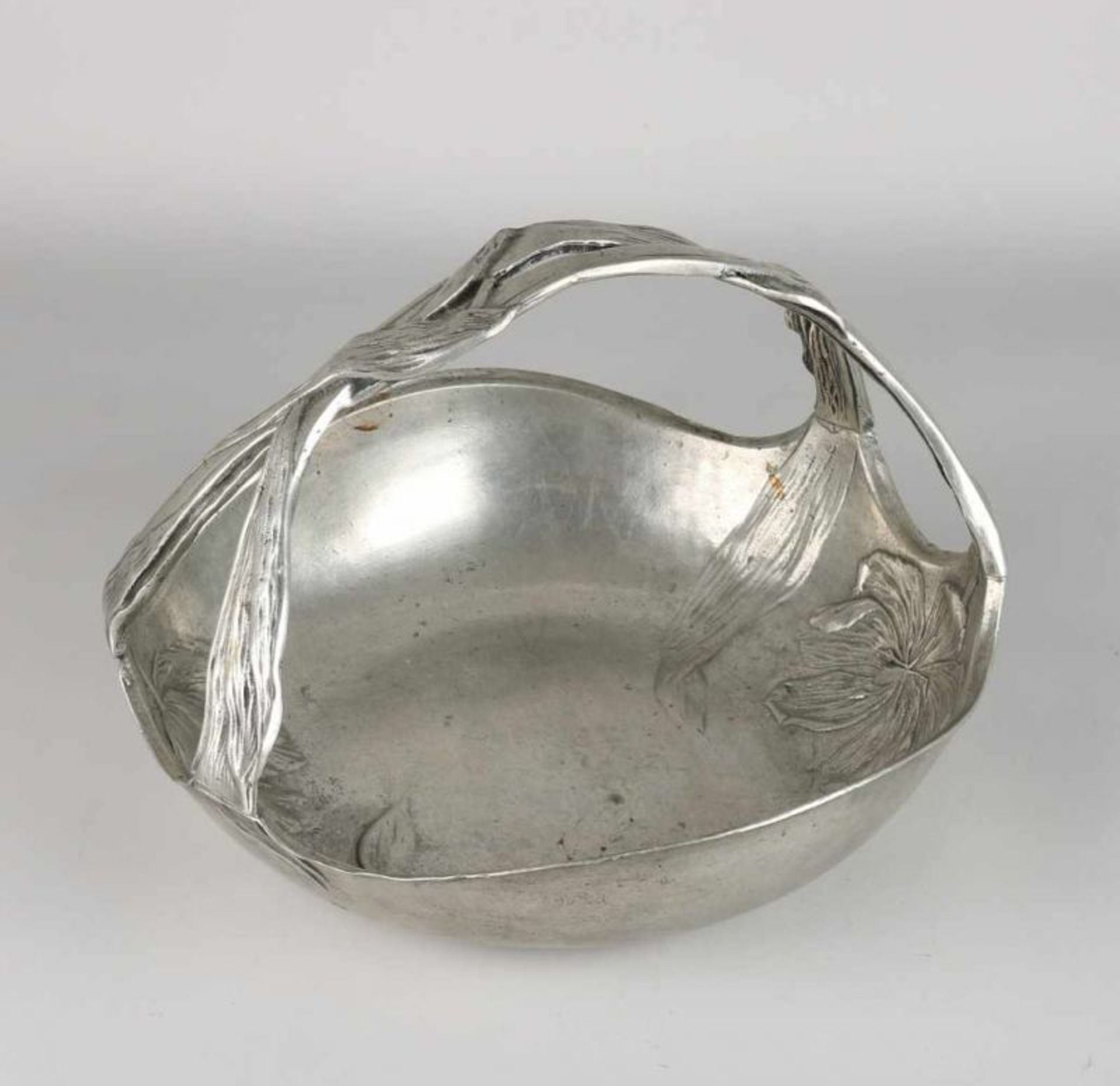 Heavy antique pewter Jugendstil scale. Circa 1915. Signature Kurz & Co. Holland. With floral /