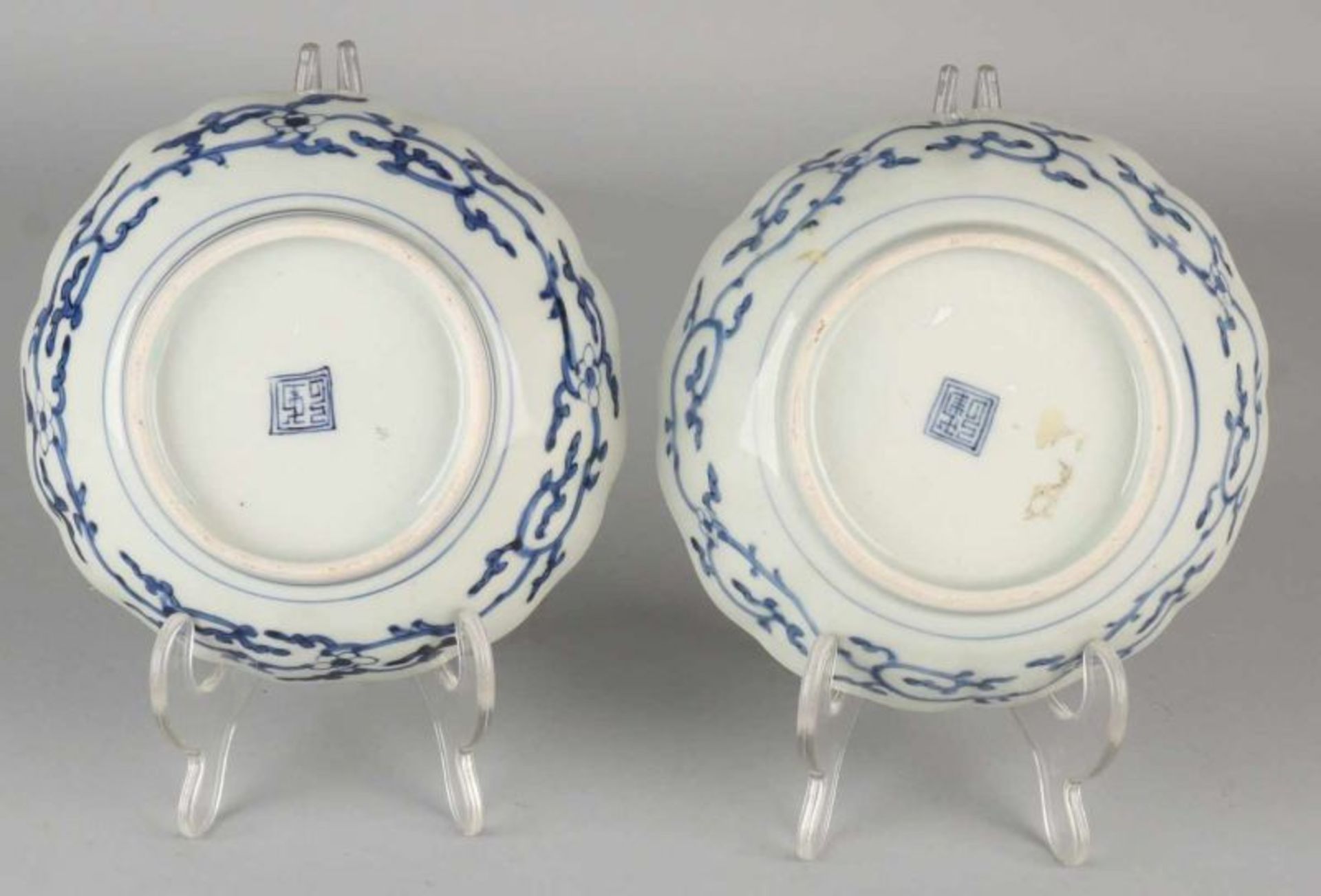 Two antique Chinese porcelain bowls with bird of paradise decor + bottom mark. Gecontourneerd. Arita - Bild 2 aus 2