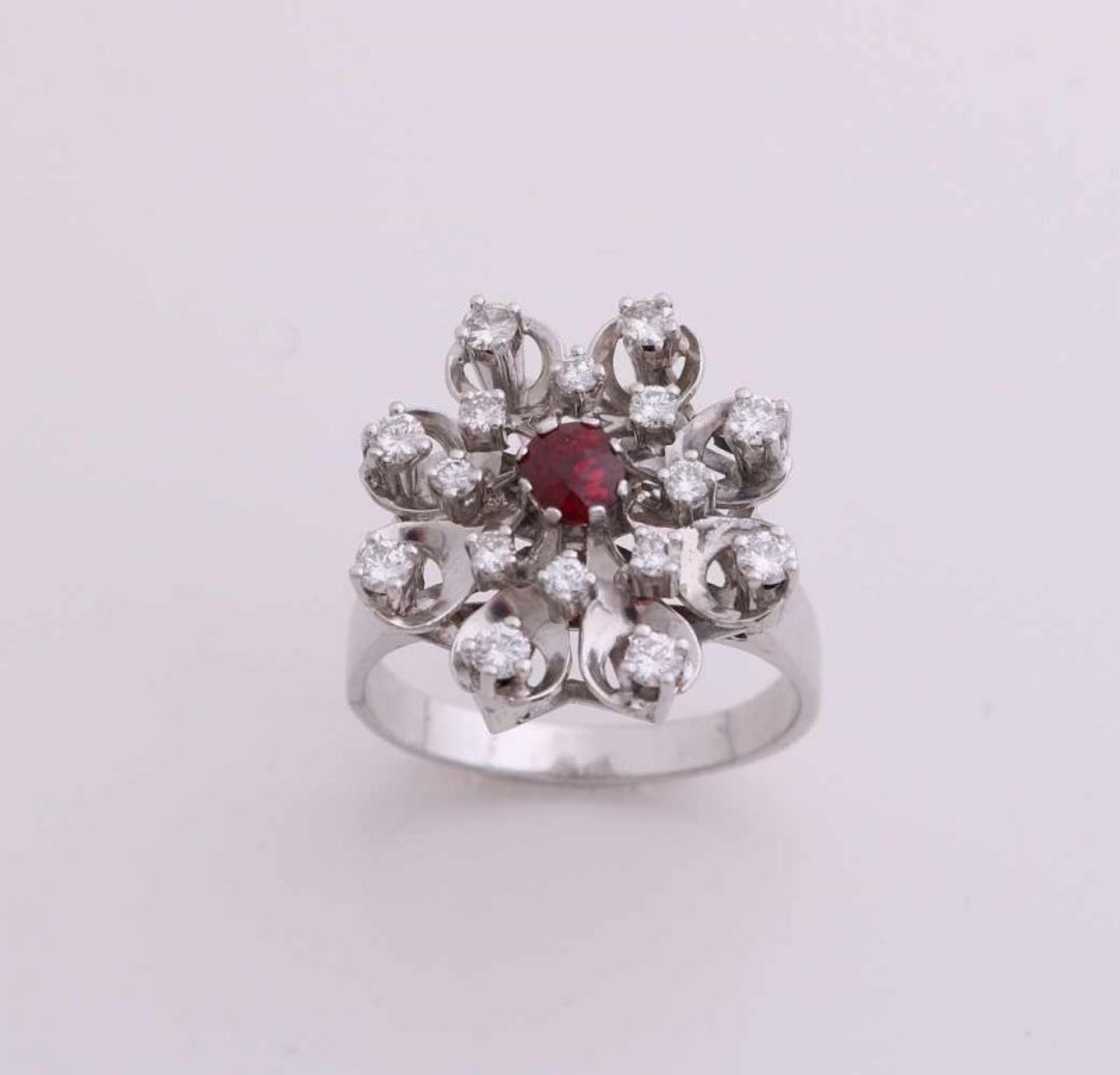 Beautiful gold ring, 585/000, with diamond and ruby. Ring with a large rosette in a flower shape, in