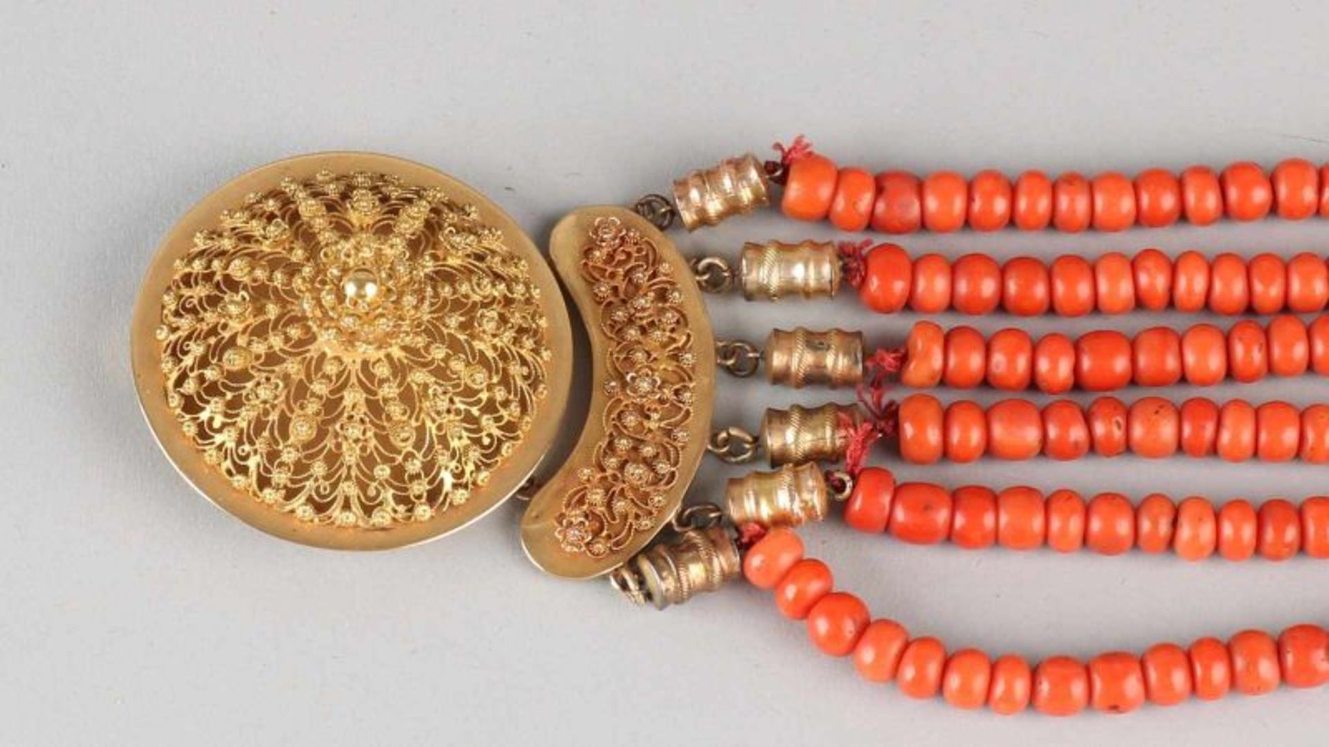 Lovely necklace of coral with yellow gold zone lock, 750/000. Collier with 6 rows blood coral, in - Bild 3 aus 4