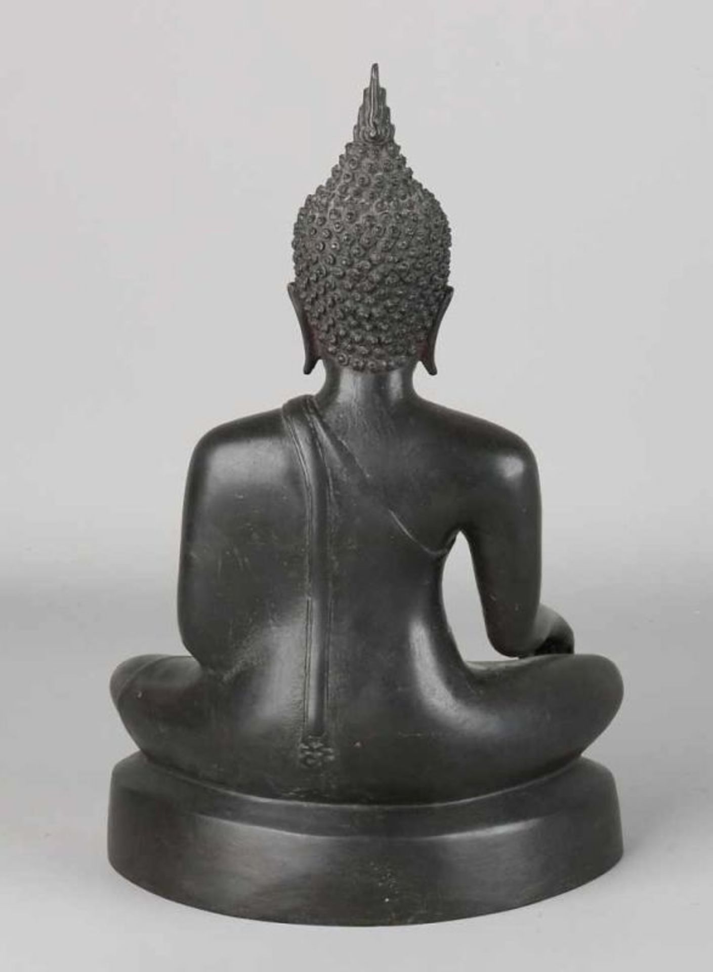 Old / antique Chinese bronze Buddha in lotus position. Size: H 27 cm. In good condition. - Bild 2 aus 2