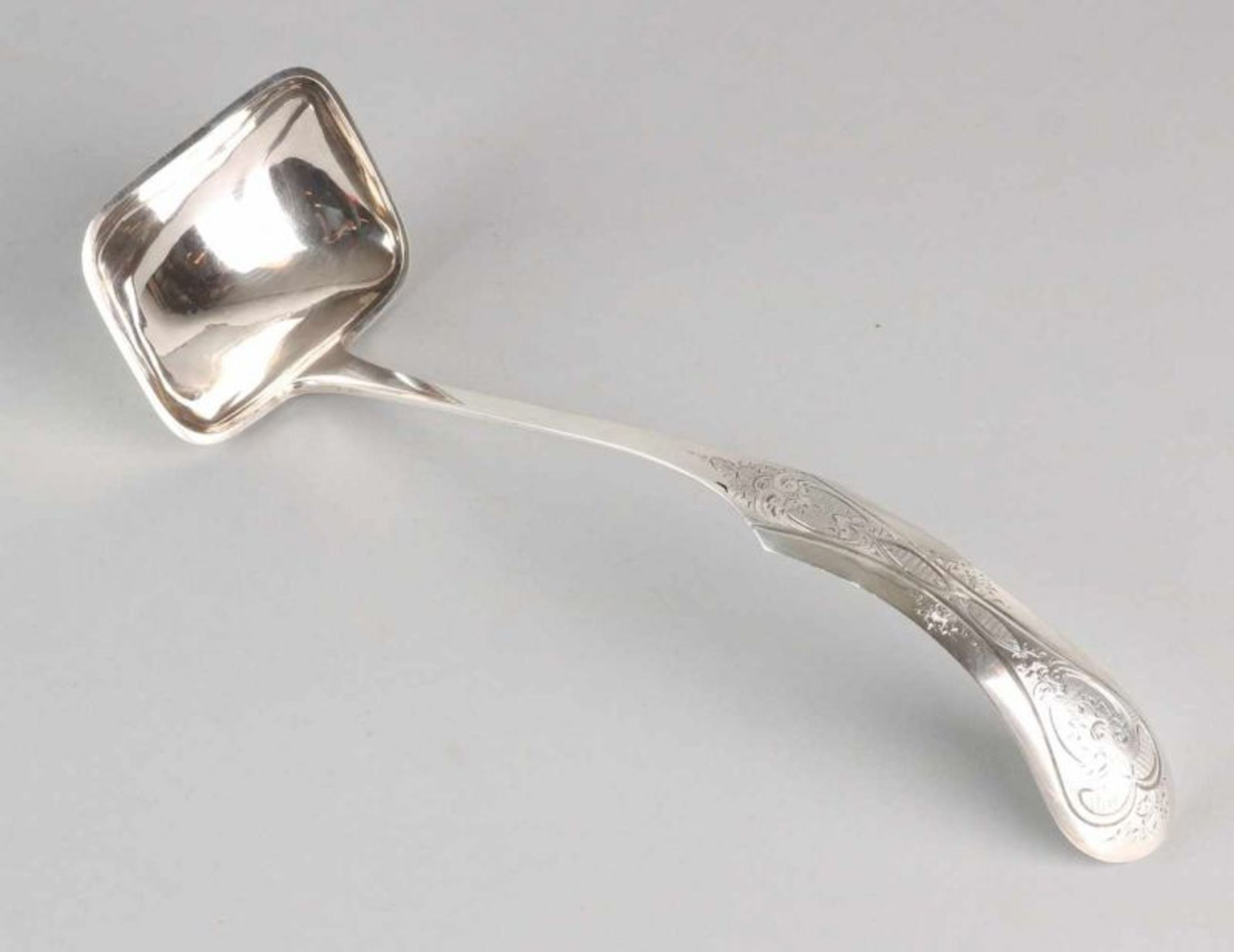 Silver opdienlepel, 833/000, with a rectangular container, and a molded handle with carvings.