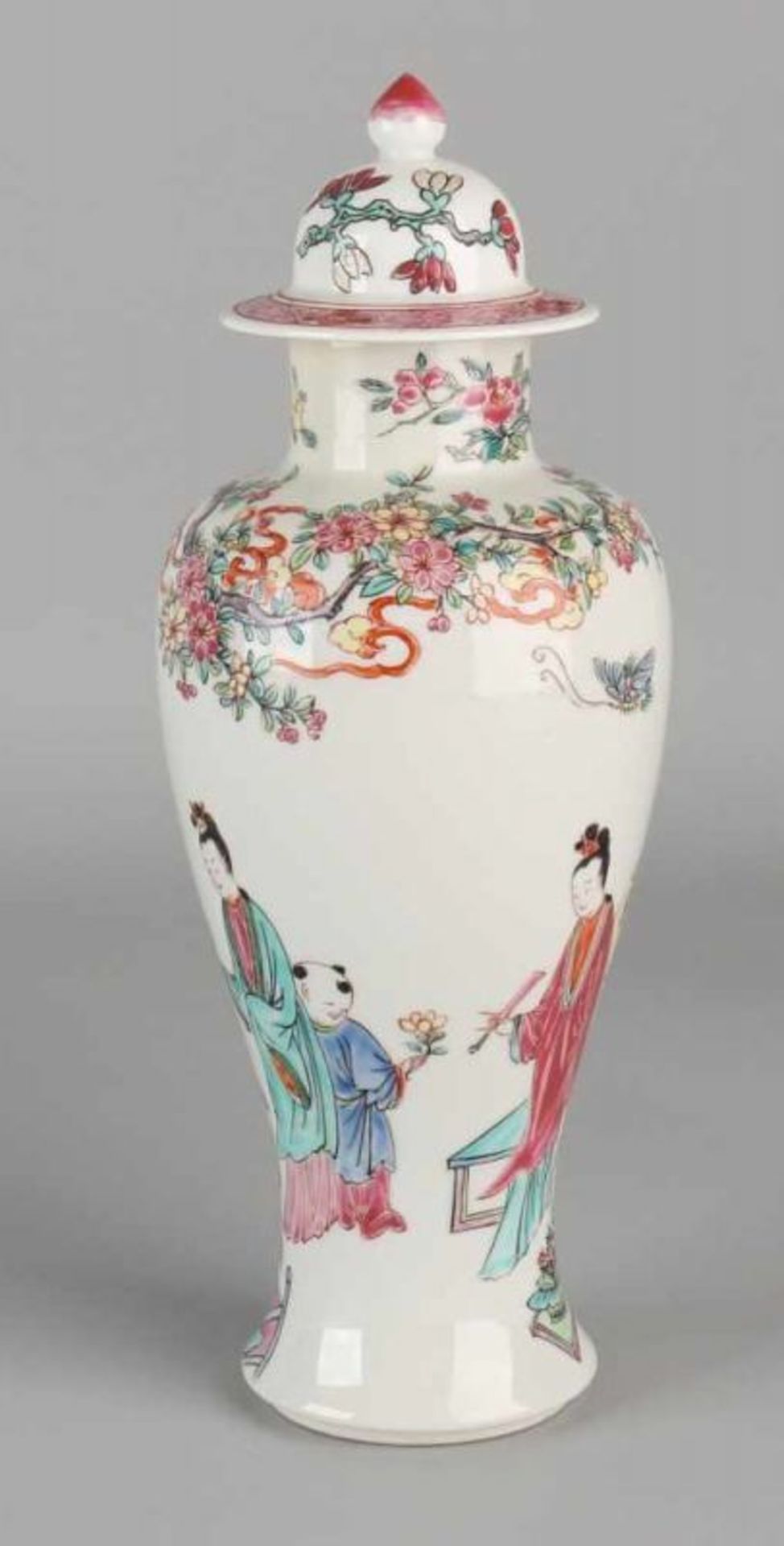 Finely decorated ancient Chinese porcelain Family Rose vase with figures in garden decor. - Bild 2 aus 3