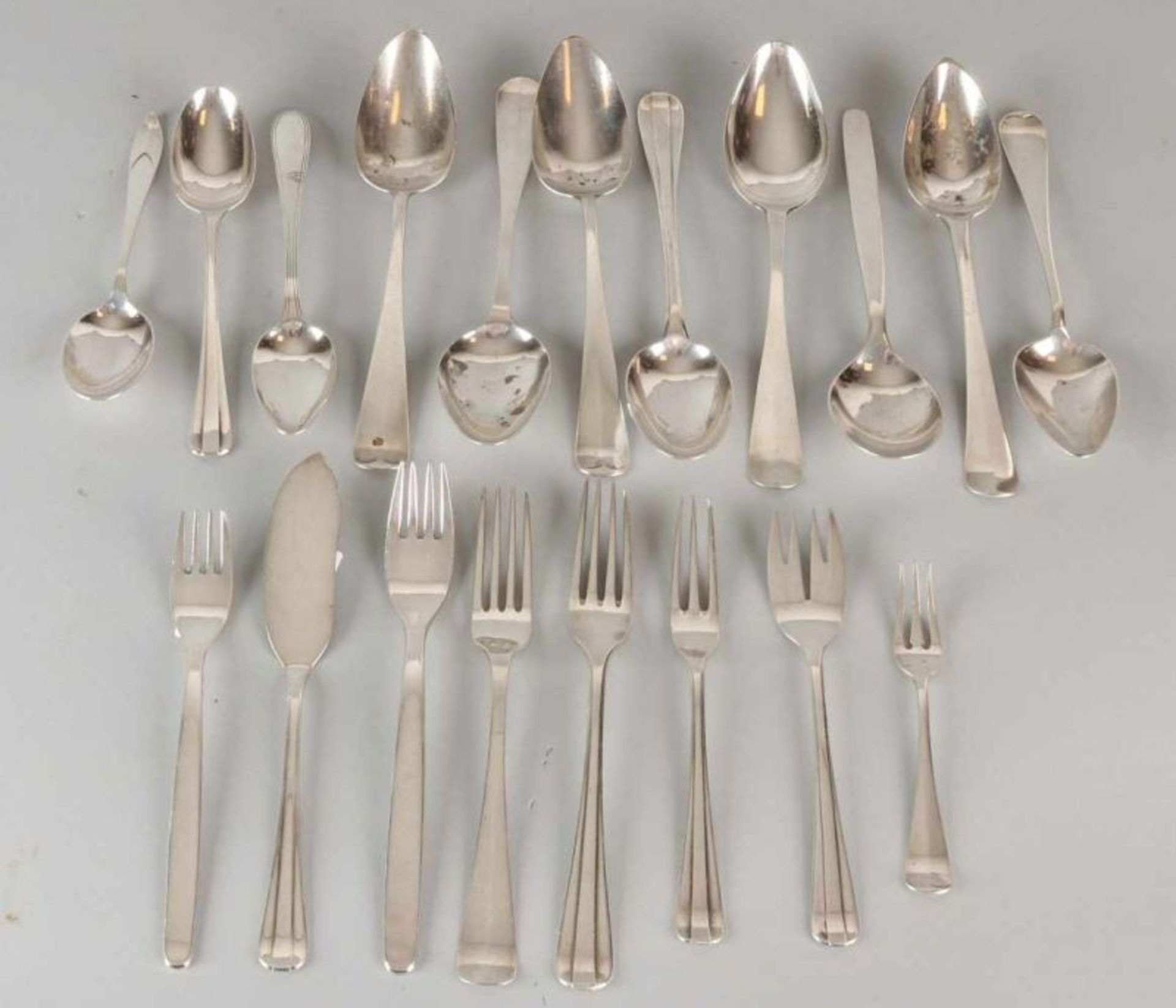 Lot with silver cutlery, 19 parts, various models with different levels. Total approx 943 grams.