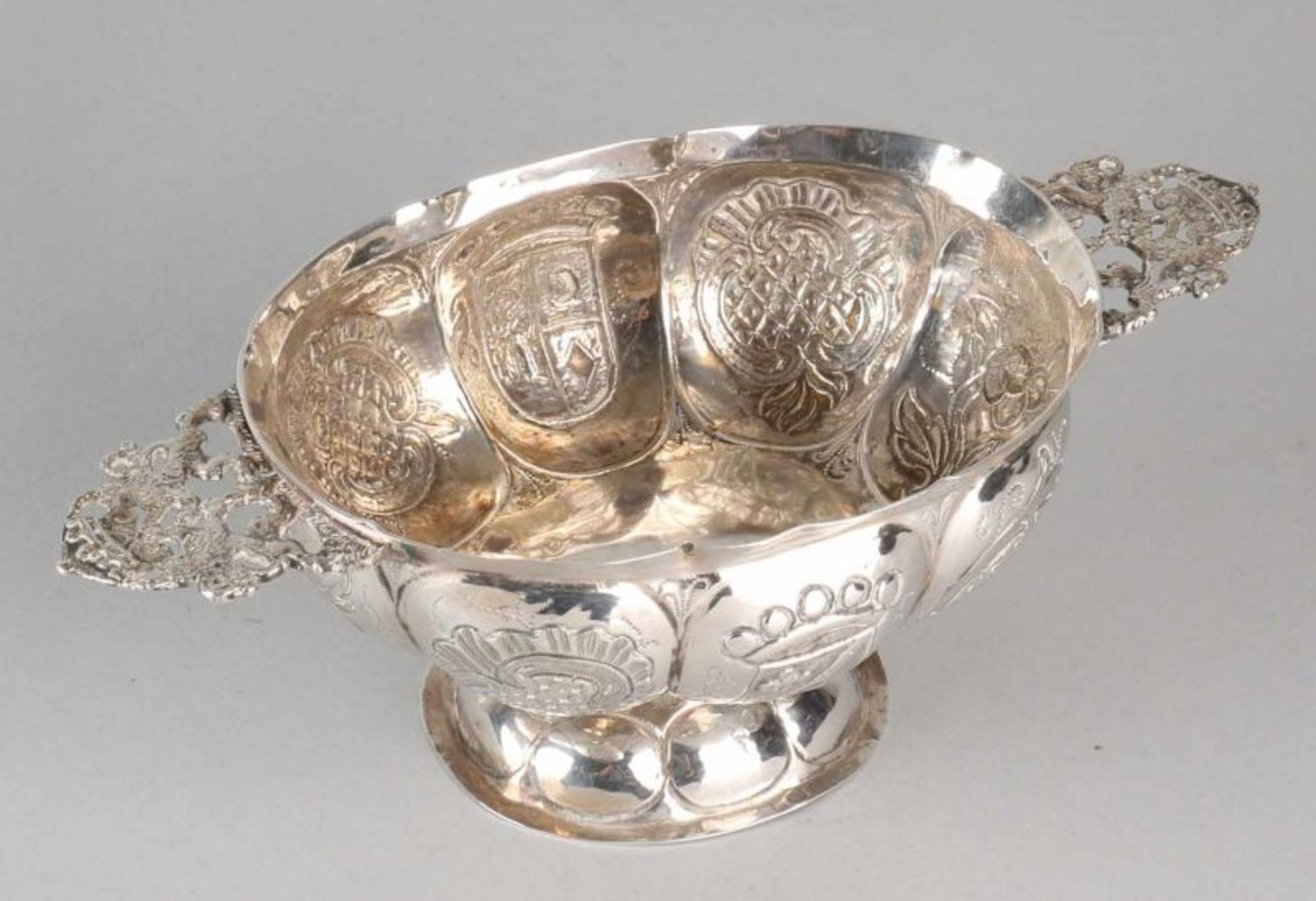 Antique silver brandewijnkom, 833/000, decorated with family crest and floral scrolls and