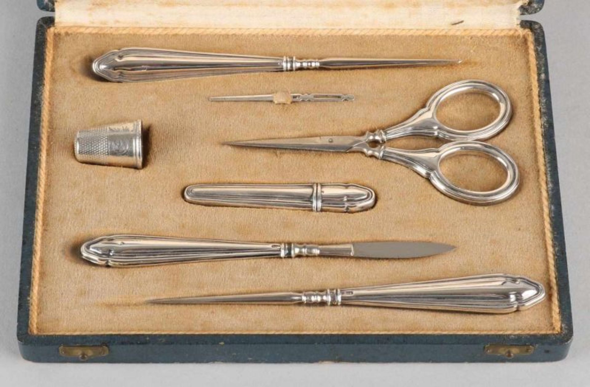 Seven-piece 800/000 silver sewing kit. Comprising: thimble, needle case, broach, hook, seam - Bild 2 aus 2