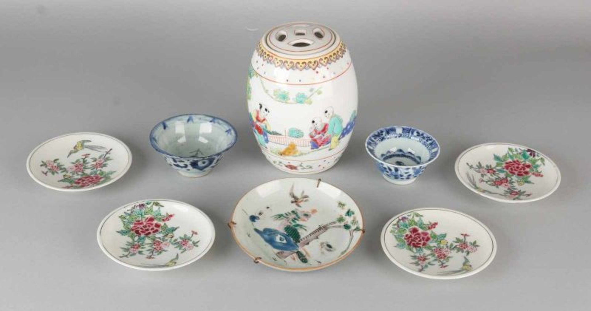 Eight times divers old / antique Chinese porcelain. 19th - 20th Century. Include: Four Family Rose
