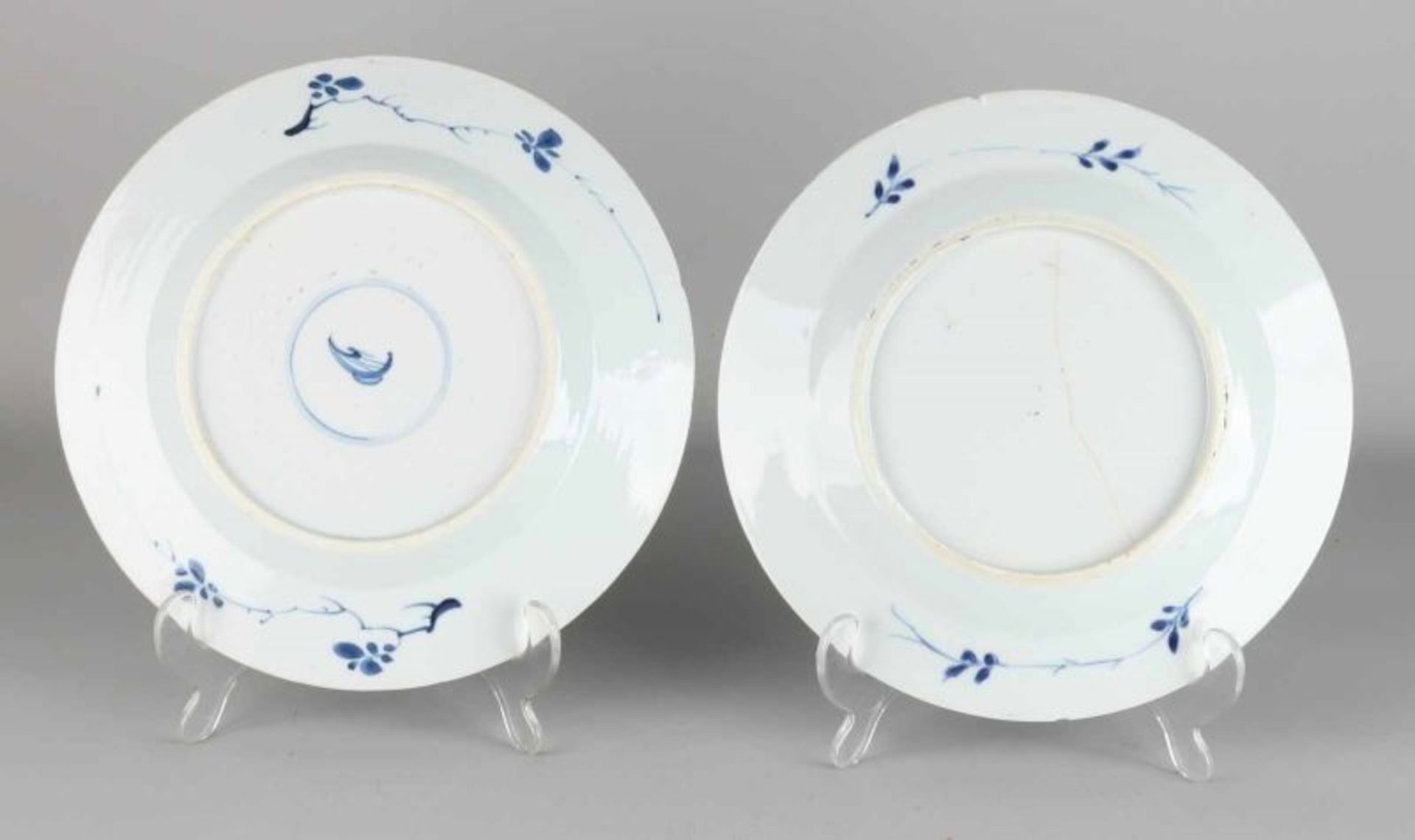 Two 17th - 18th century Chinese porcelain Kangxi dishes with floral decor and bottom mark. One - Bild 2 aus 2