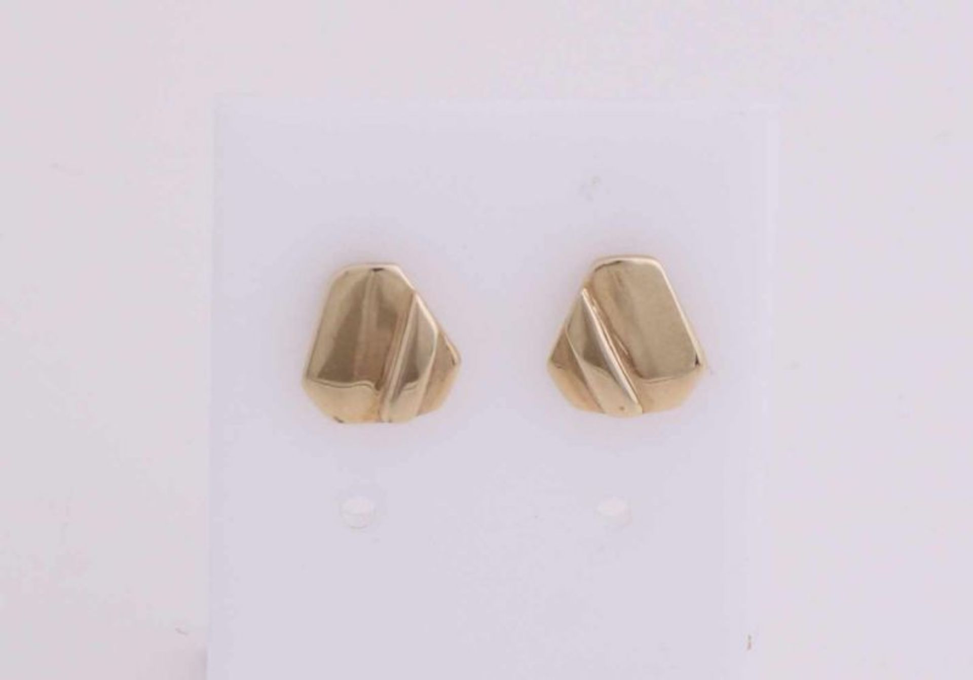Yellow gold earrings, 585/000, triangular gecontourneerd with white gold surface-mounted tire.