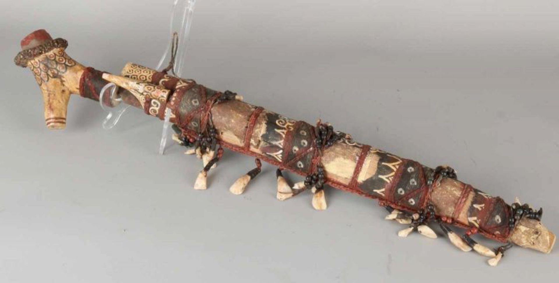Old polychrome headhunter knife Borneo. Adorned with teeth. Size: L 62 cm. In good condition. - Image 2 of 2