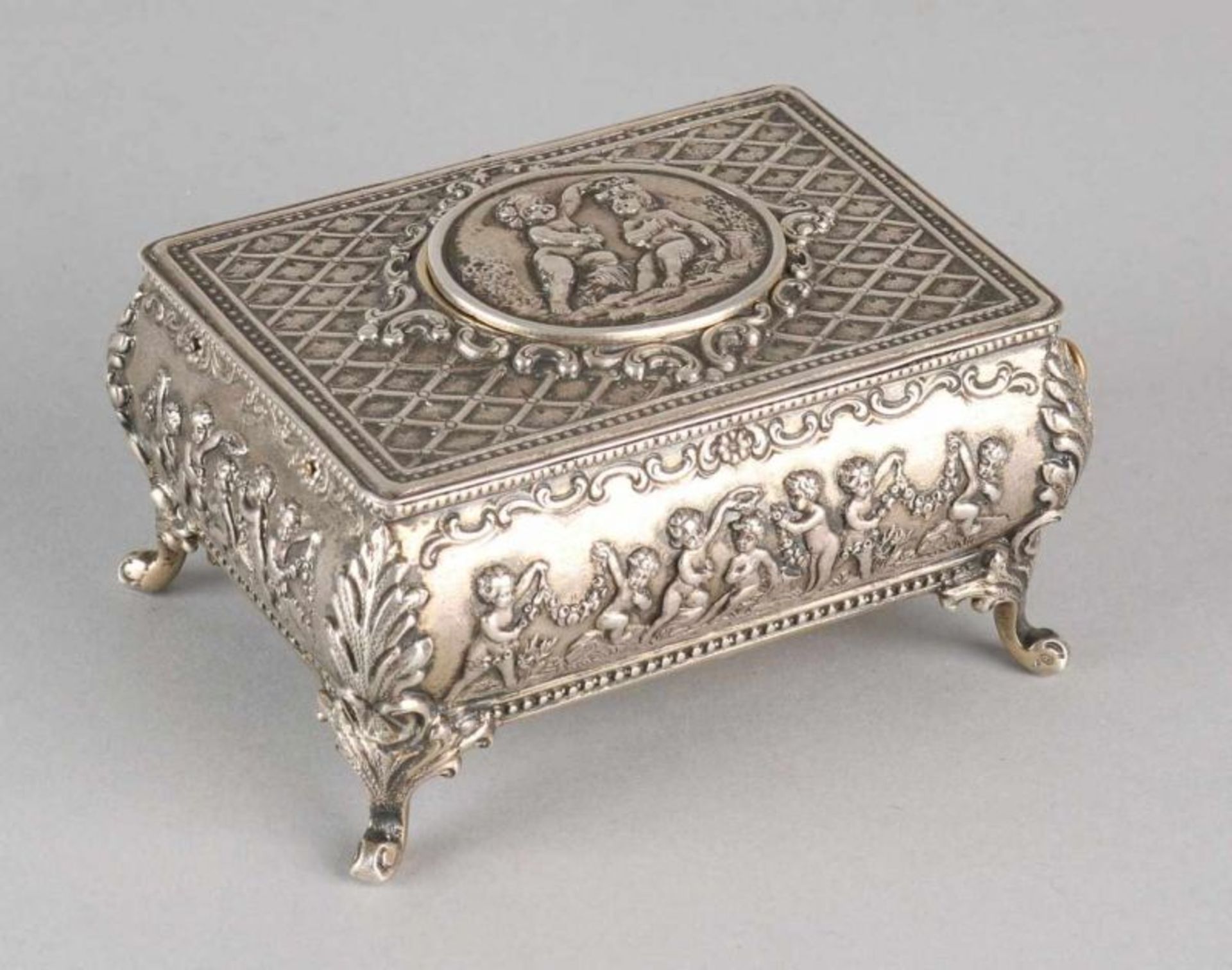 Fine silver music box, 835/000, Griesbaum, rectangular grid model decorated with decor and putti, - Bild 2 aus 3