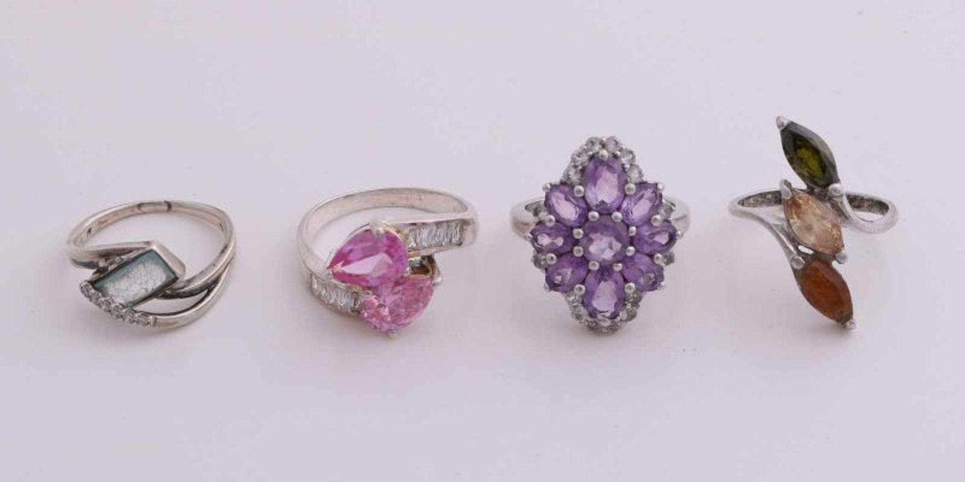Lot 4 silver rings, 925/000, with colored zirconia. In good condition