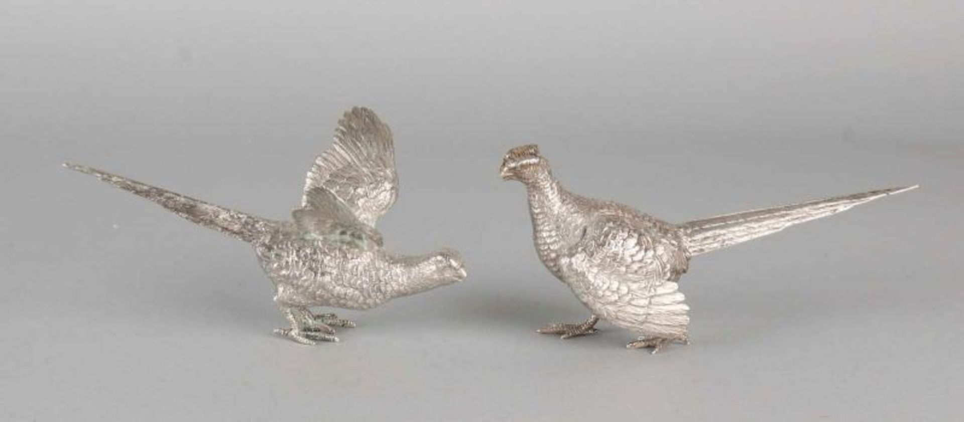 A few silver table pheasants, 835/000, male and female with geschreide wings. 13 and 15 cm.