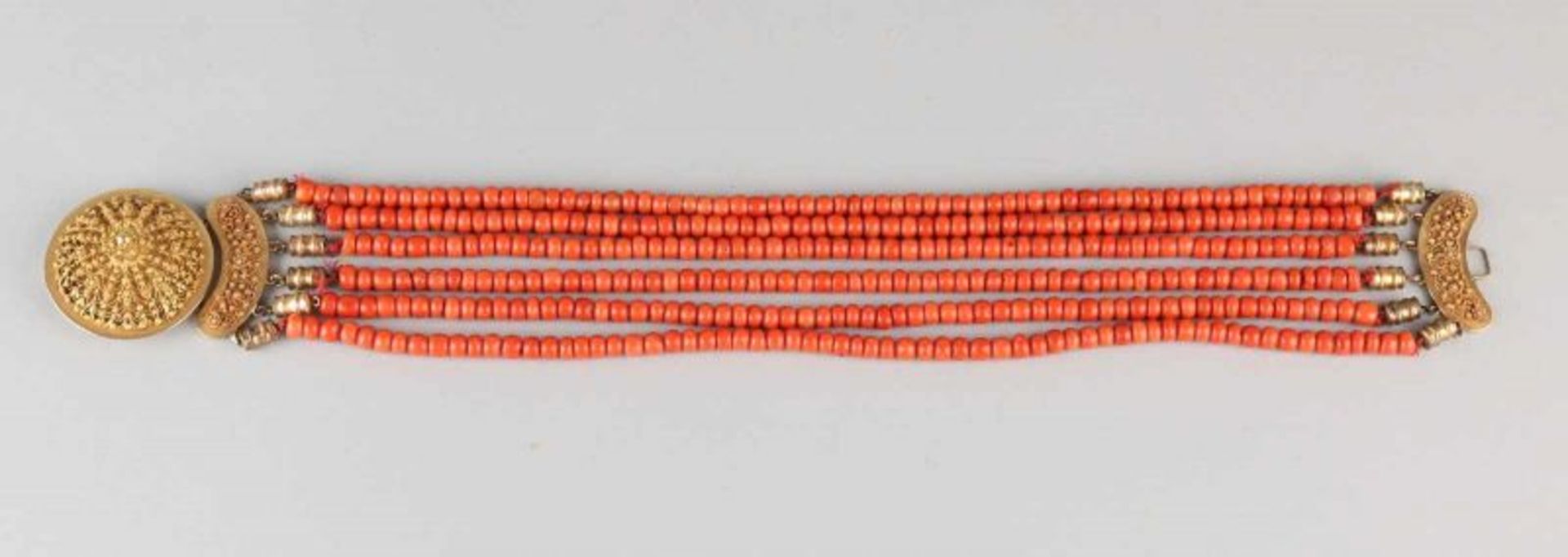Lovely necklace of coral with yellow gold zone lock, 750/000. Collier with 6 rows blood coral, in - Image 2 of 4