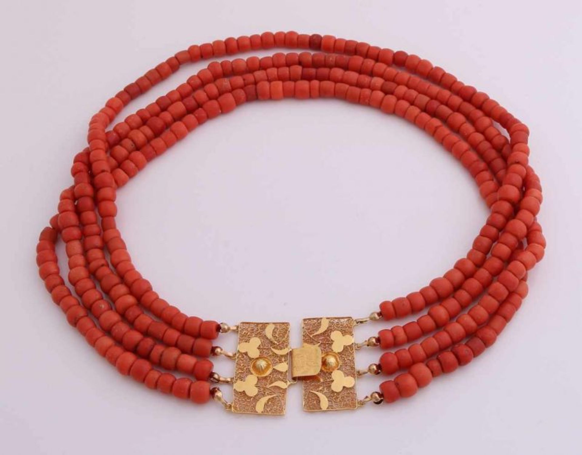 Necklace of coral with gold clasp region, 585/000. Collier with 4 rows bloodcoral, diameter 7 mm,