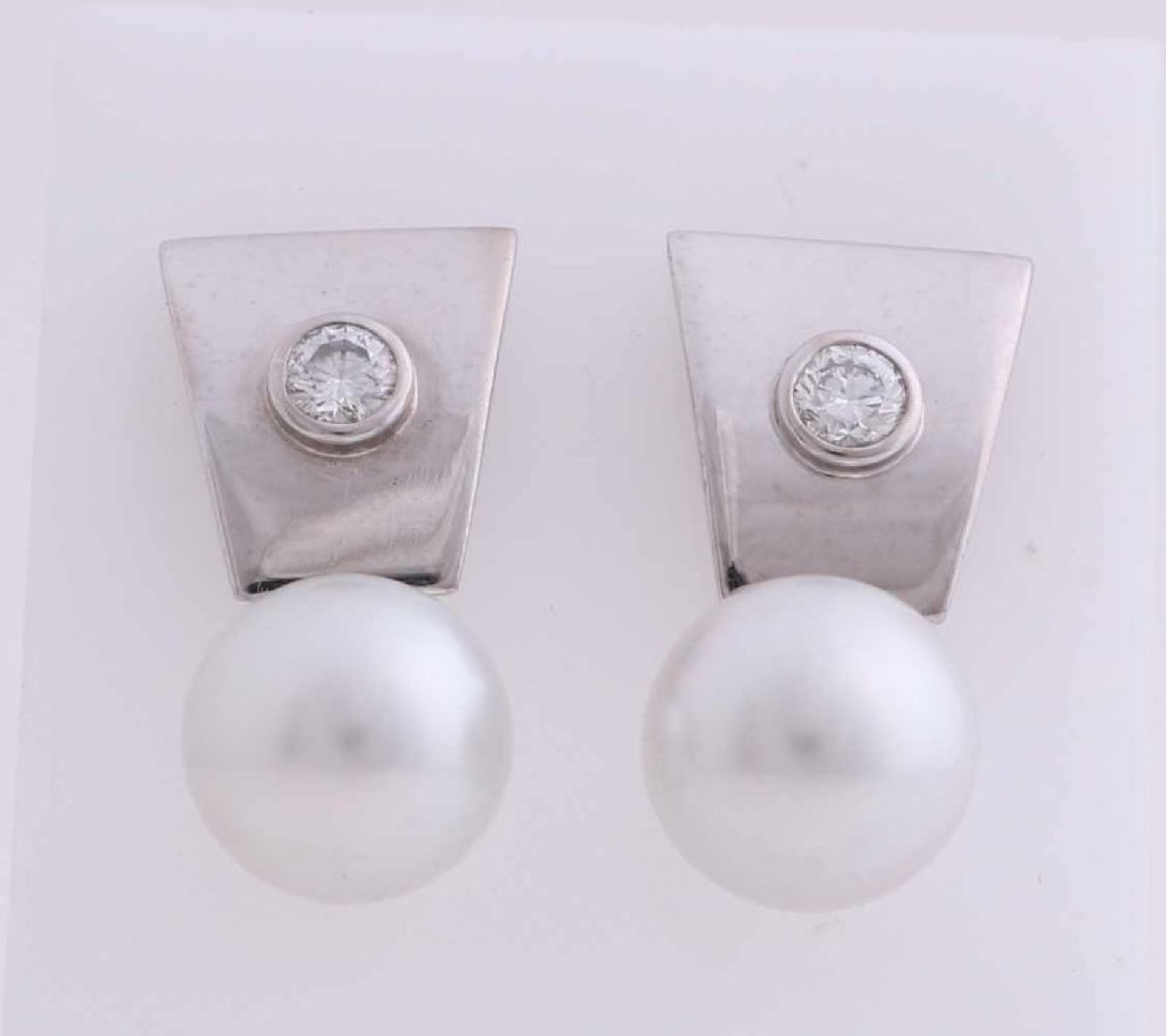 Elegant white gold earrings, 750/000, with pearl and diamonds. Studs with trapezium-shape, in the