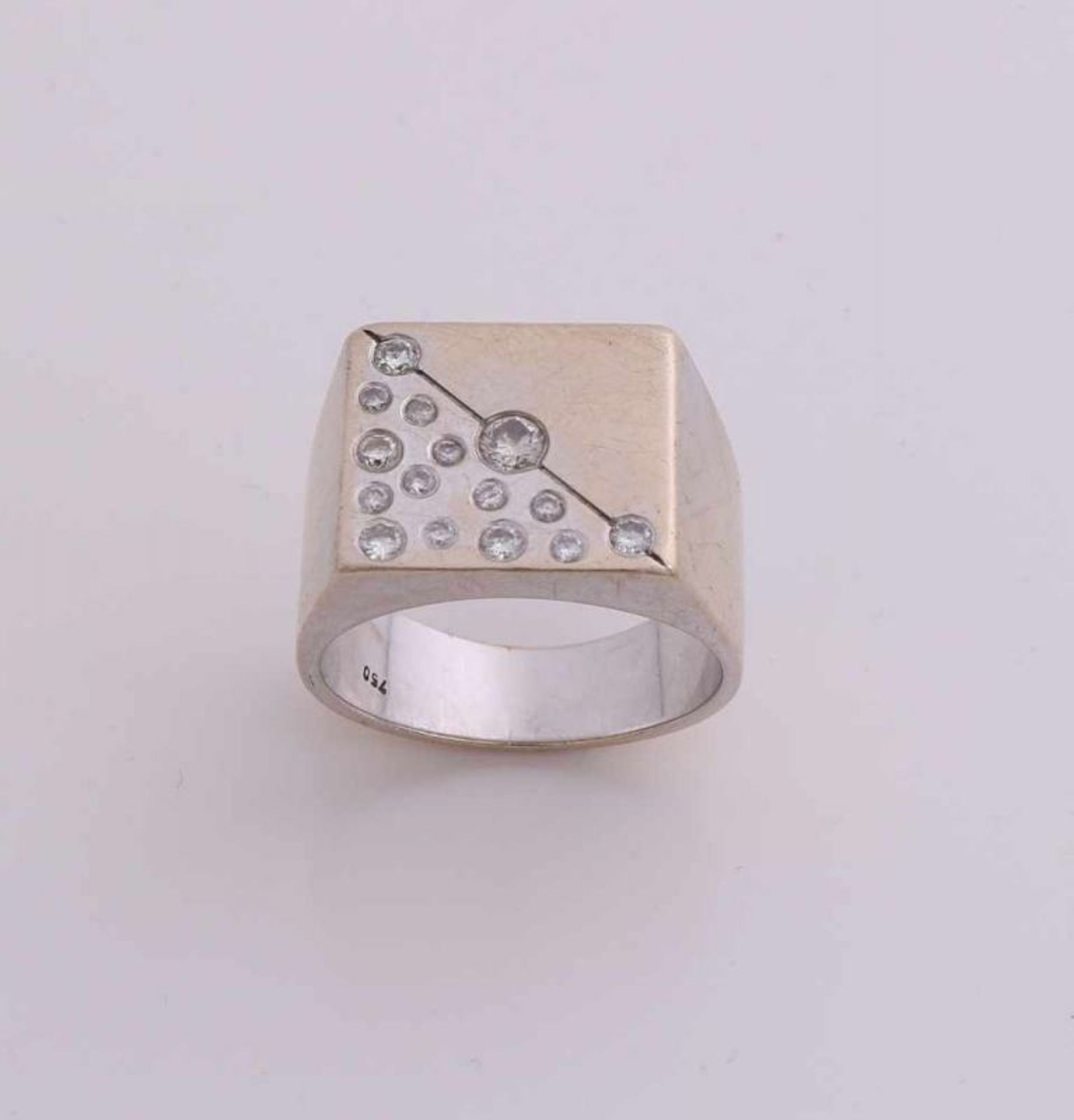 White gold men's ring, 750/000, with diamond. Heavy white gold ring with a square head set with 15
