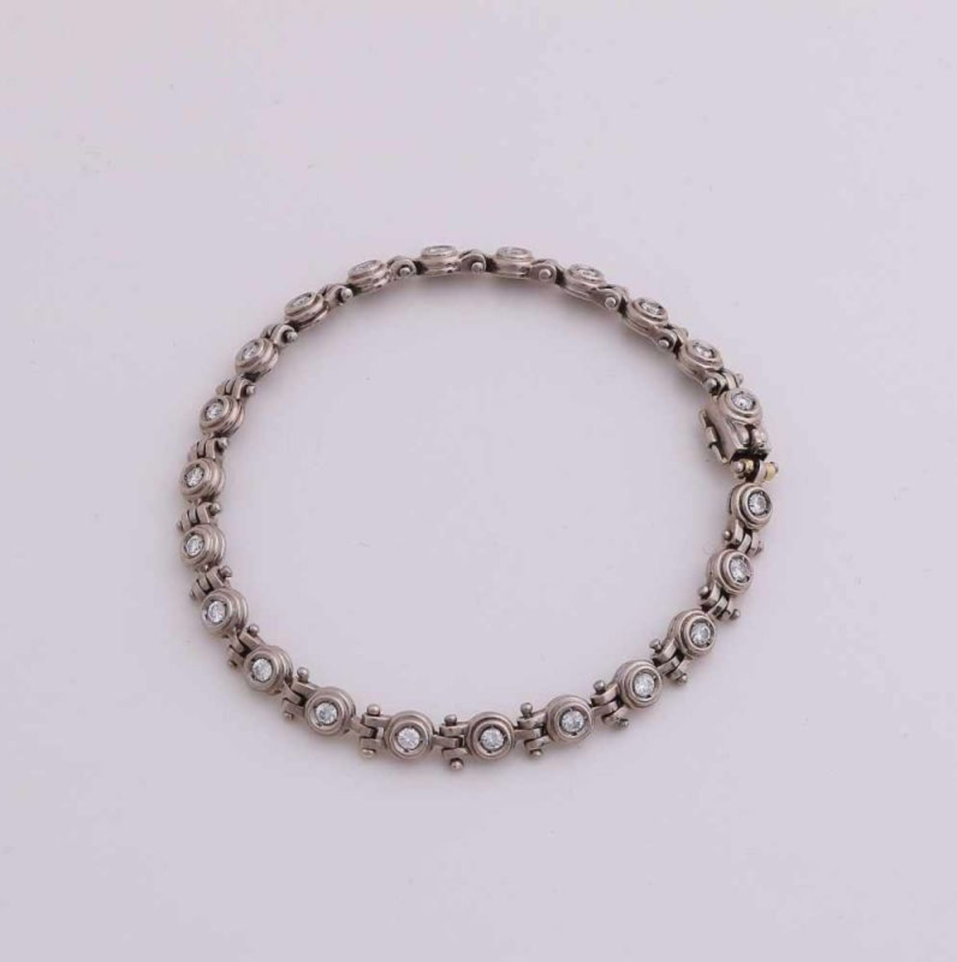 Beautiful white gold bracelet, 750/000, with diamond. A bracelet with harp-shaped links, connected