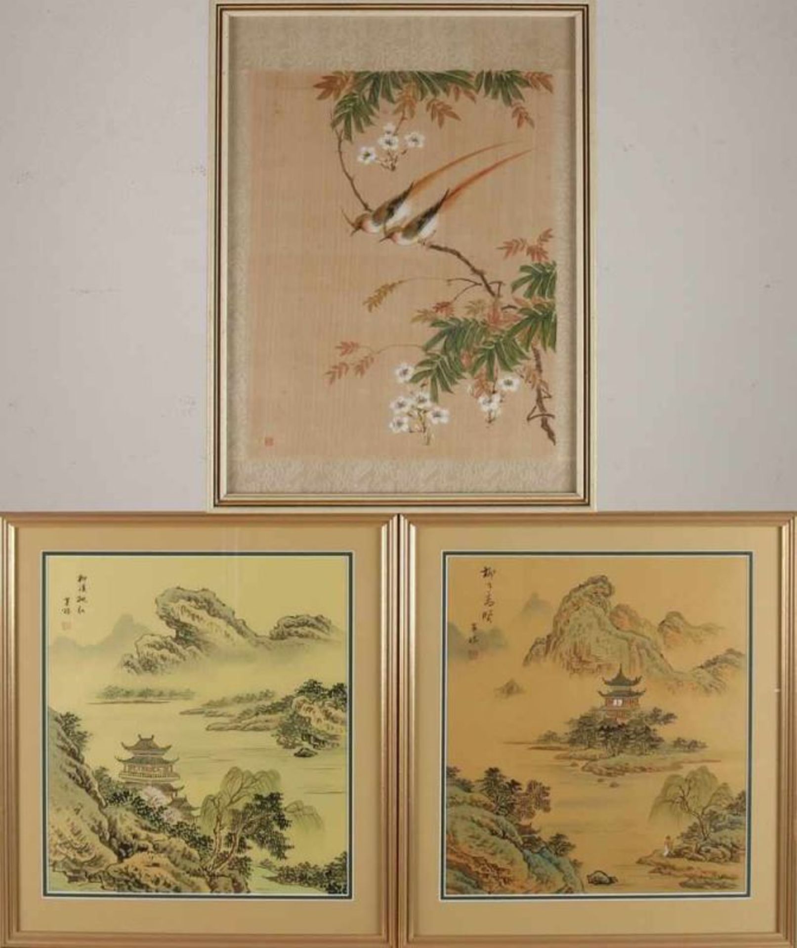 Three ancient Chinese works on silk. Signed. 20th century. Dimensions: 36 x H, B 30 cm. In good