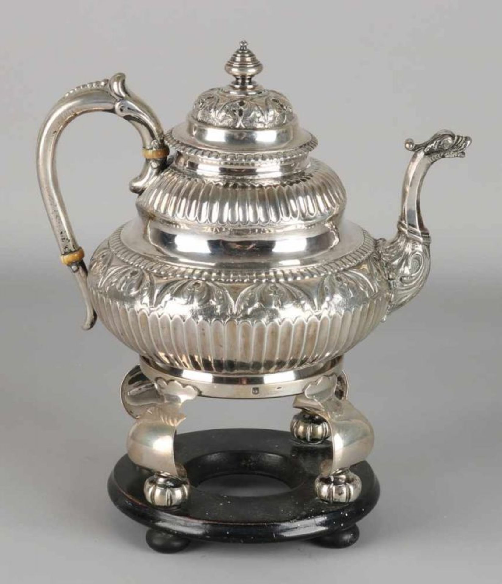 Friese antique silver coffeepot on Comfoor, Silver can with fluting and a border with floral - Bild 2 aus 2