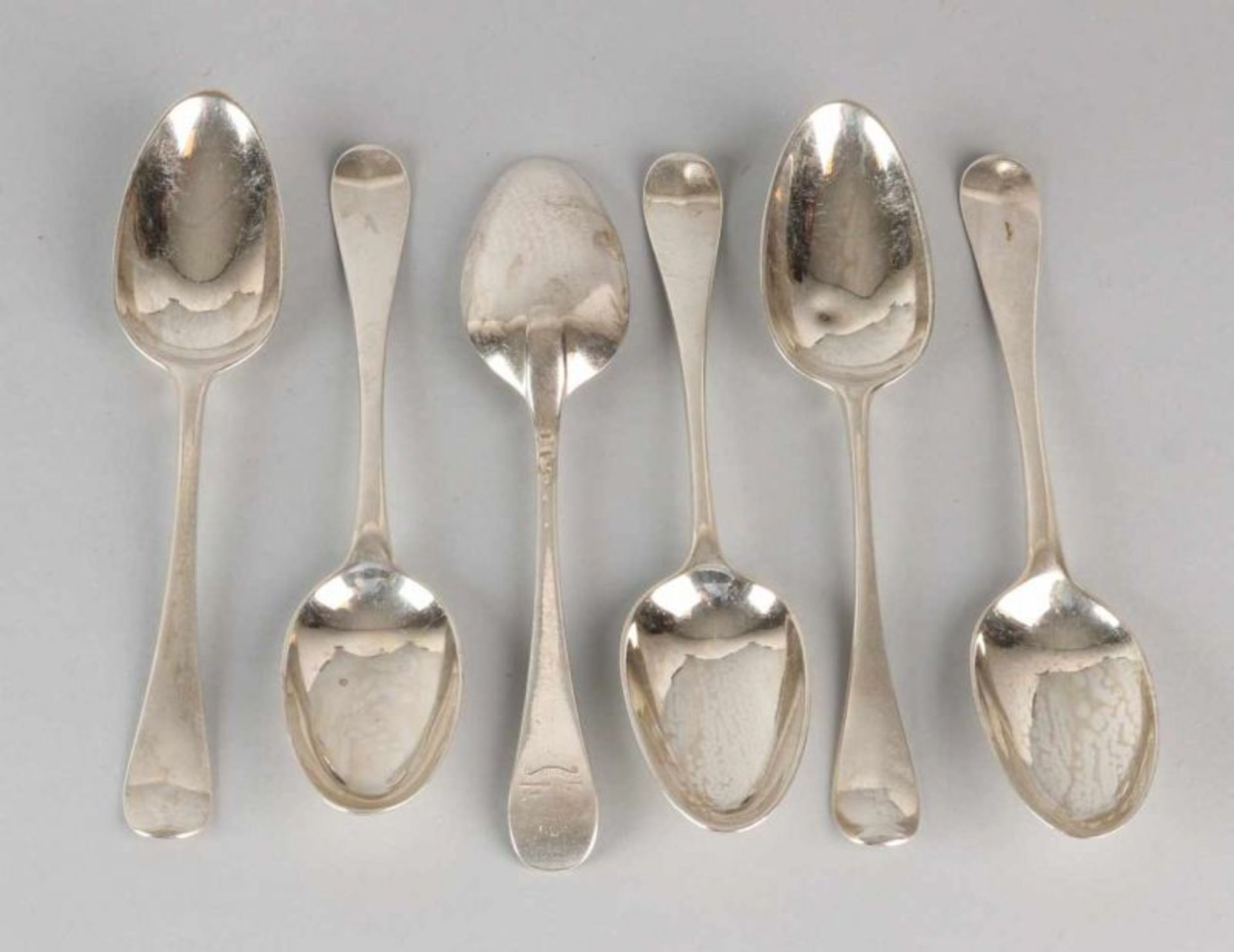 Lot 6 with antique silver spoons, 925/000, on the rear side provided with an engraving of a family