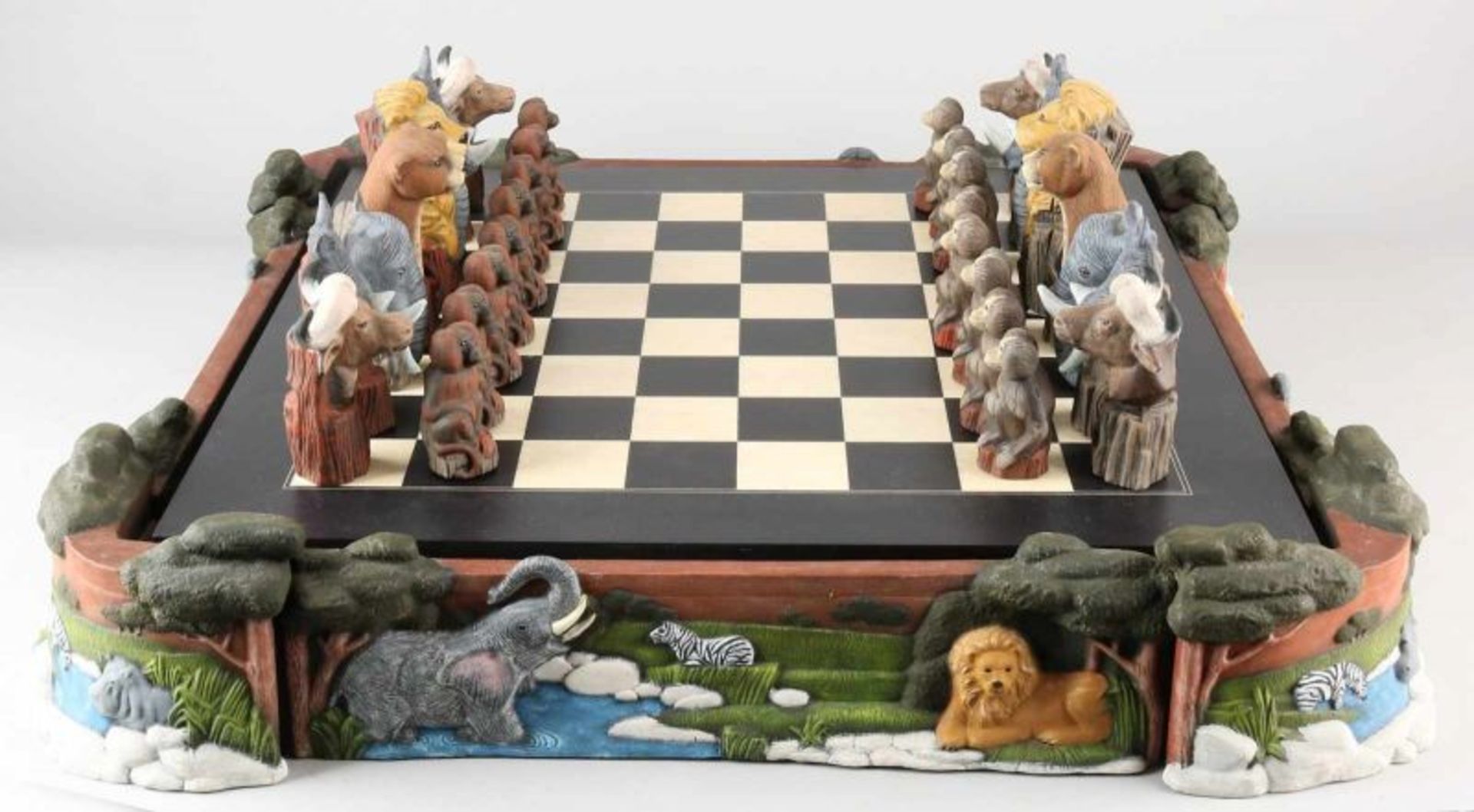 Great African pottery chess with animals + wooden chessboard. Size: 20 x 60 x 60 cm. In good