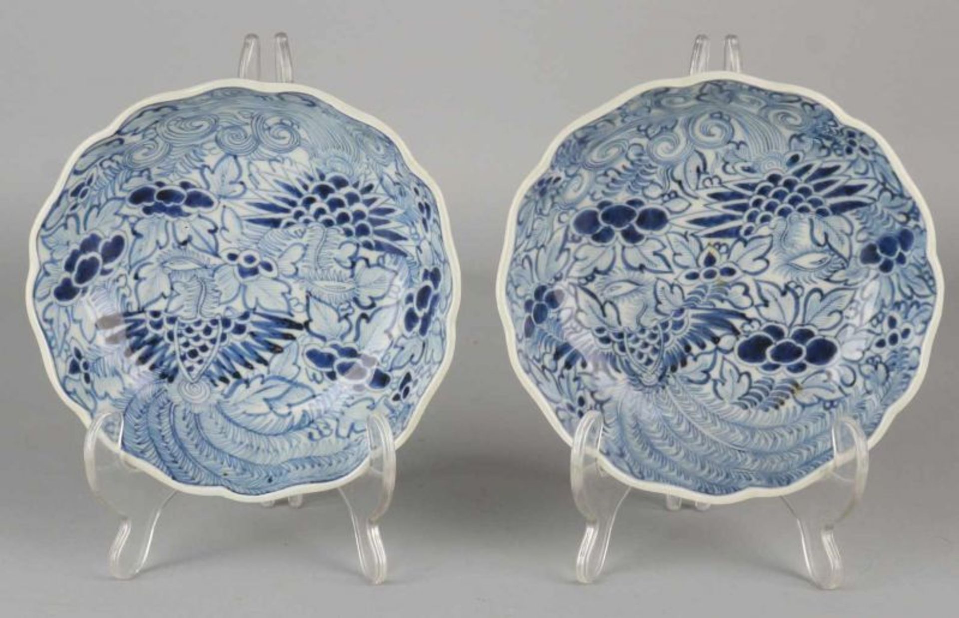 Two antique Chinese porcelain bowls with bird of paradise decor + bottom mark. Gecontourneerd. Arita
