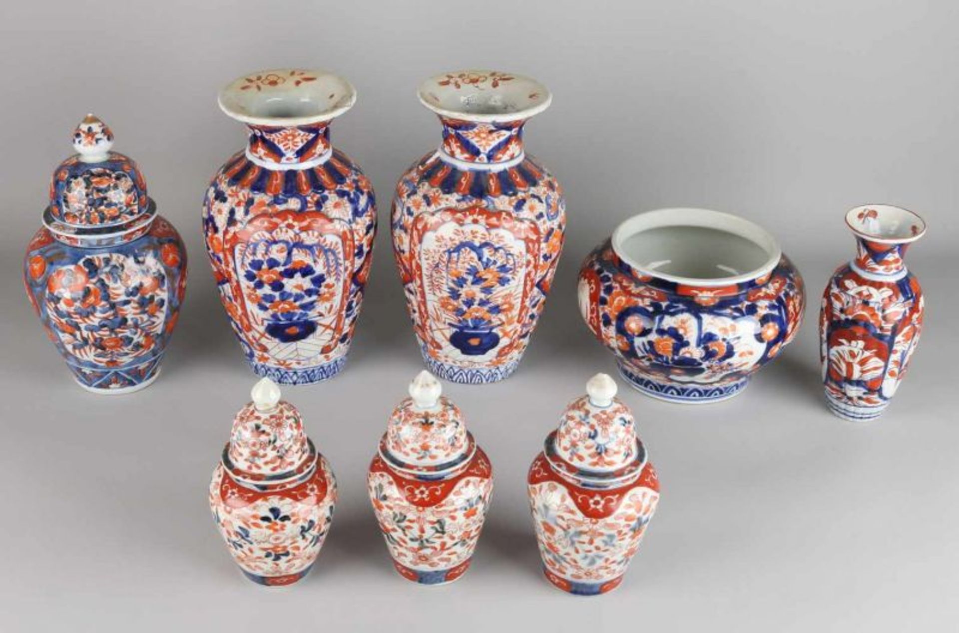 Eight times 19th century Imari porcelain vases. Divers. Some chips. Size: 15-27 cm in fair / good