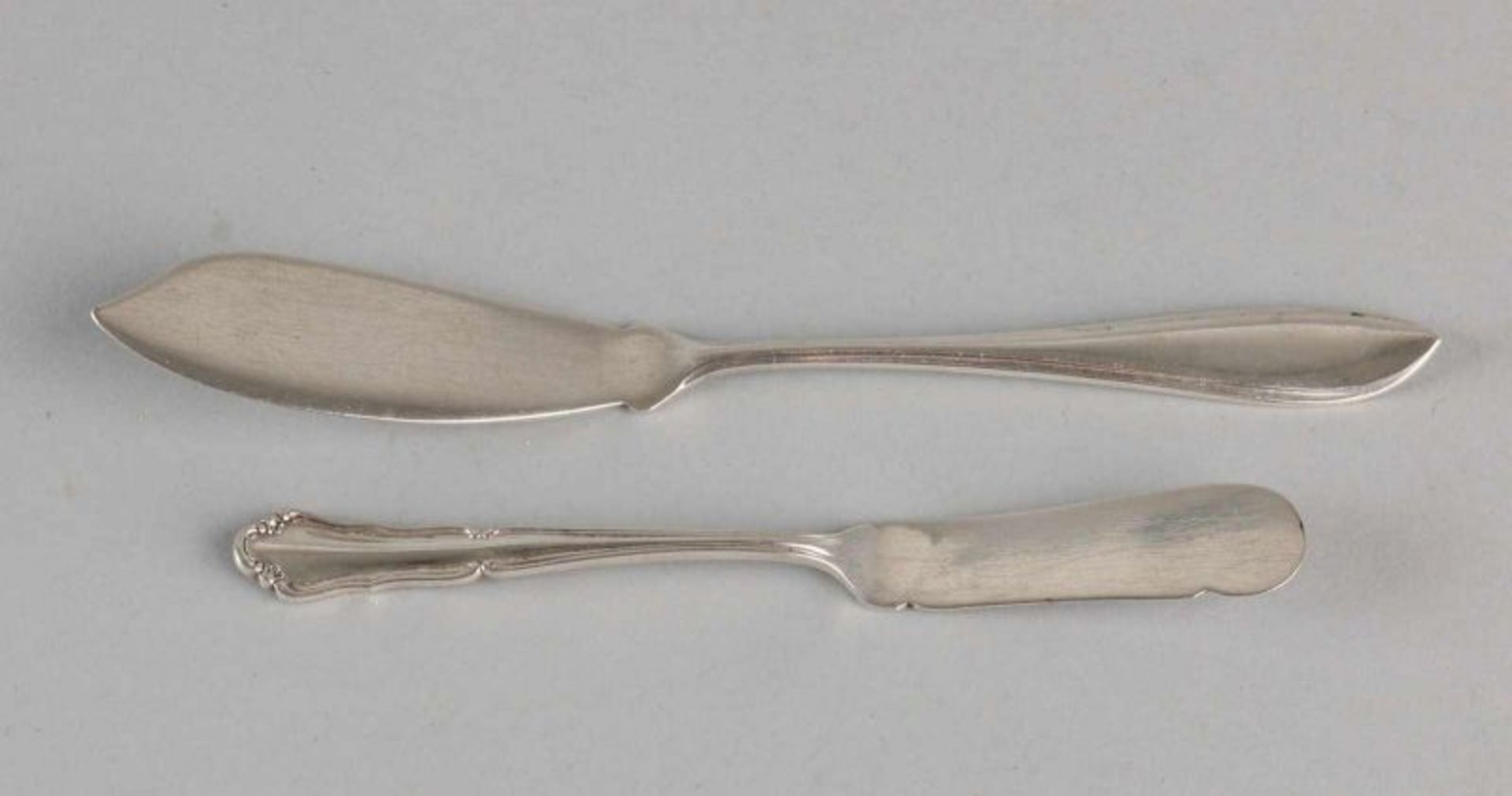 835/000 Silver kruidenbotermes (ca. 14 grams) with two-sided carved stem and Dutch hallmark. And