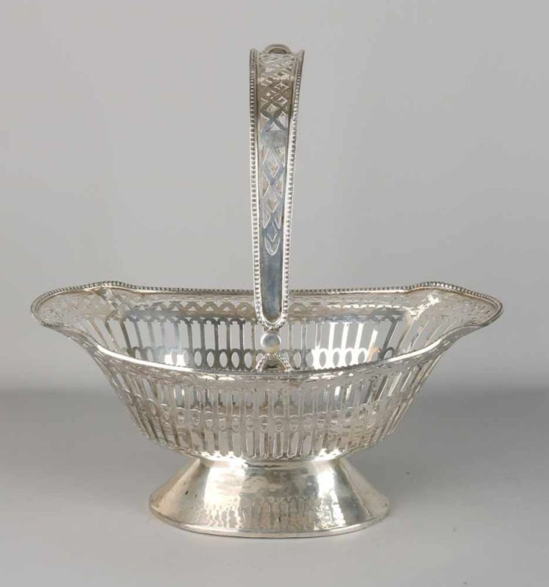 Beautiful silver hand cut handle basket, 925/000, oval model with bars decor and soldered pearl wavy - Image 2 of 2