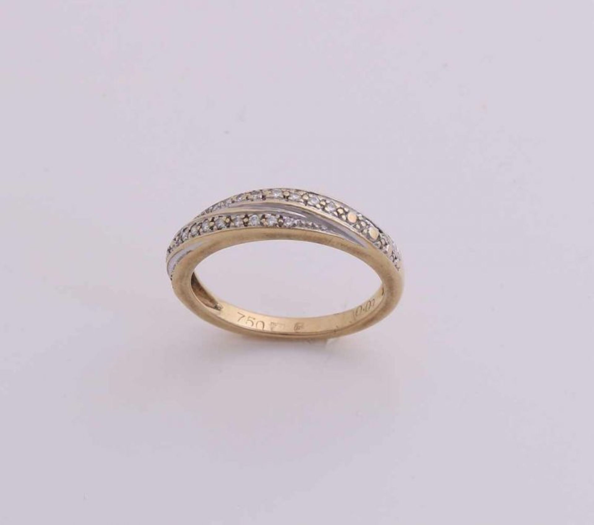 Yellow gold ring, 750/000, with diamond. Ring twisted together on the upper side and set with
