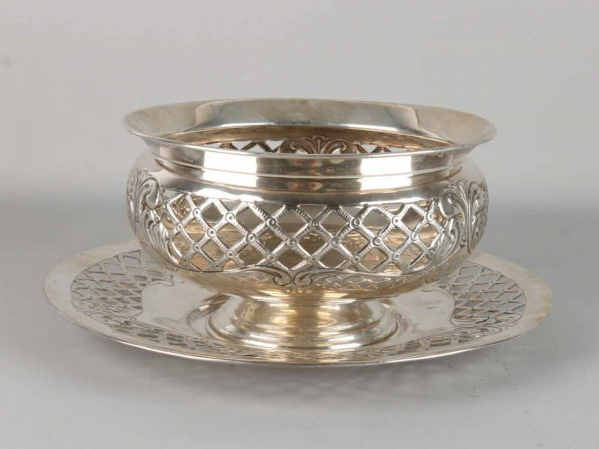 Beautiful silver serving plate with lower dish, 835/000, round model with sawn grid pattern, and - Bild 2 aus 3