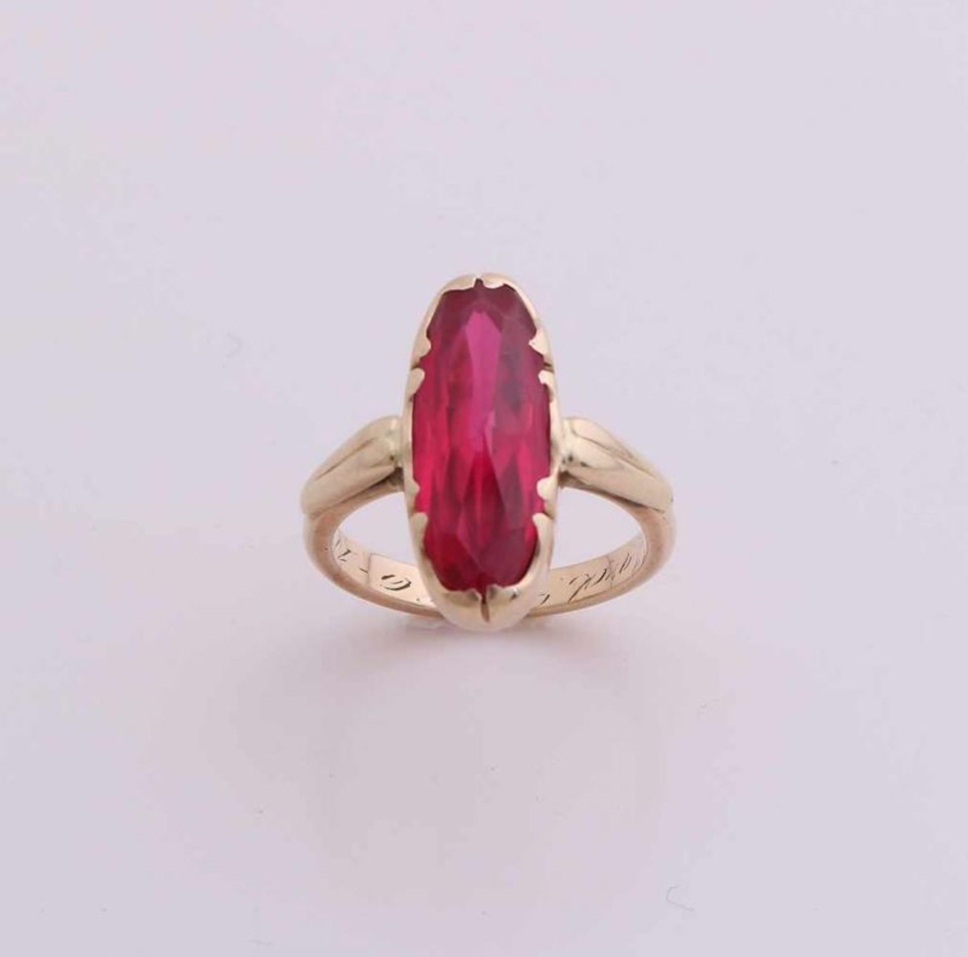 Yellow gold ring, 585/000, with a large oval faceted ruby, 7x19mm. band provided with an