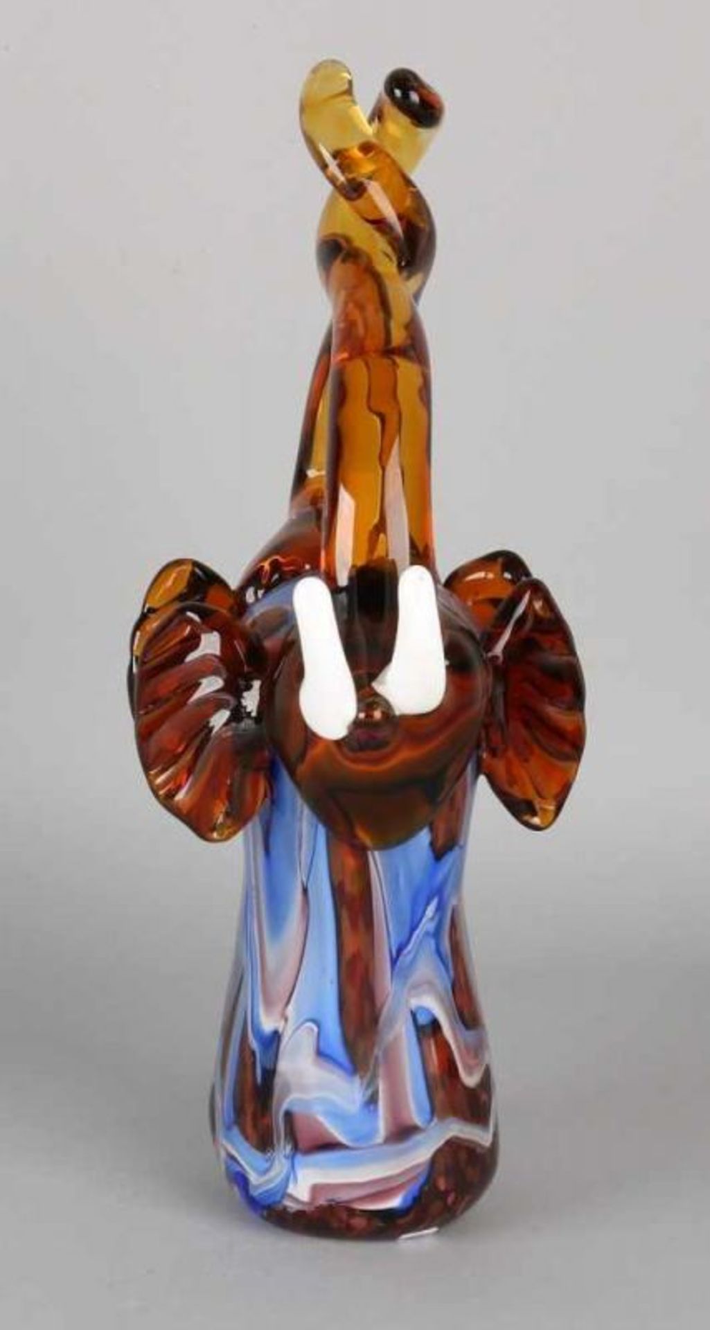 Glass art object. Two amorous elephants. Glass fusing. 21st century. Size: H 34 cm. In good - Bild 2 aus 2