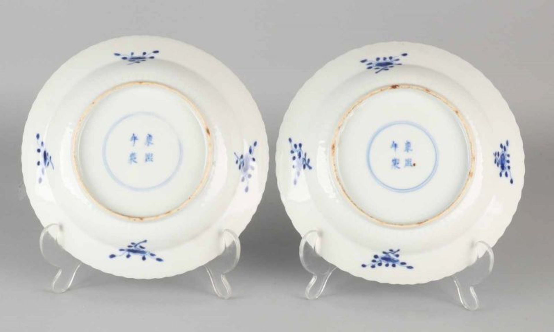 Two 18th - 19th century Chinese porcelain plates Kang Xi. Four characters. Floral decor. Size: ø - Bild 2 aus 2