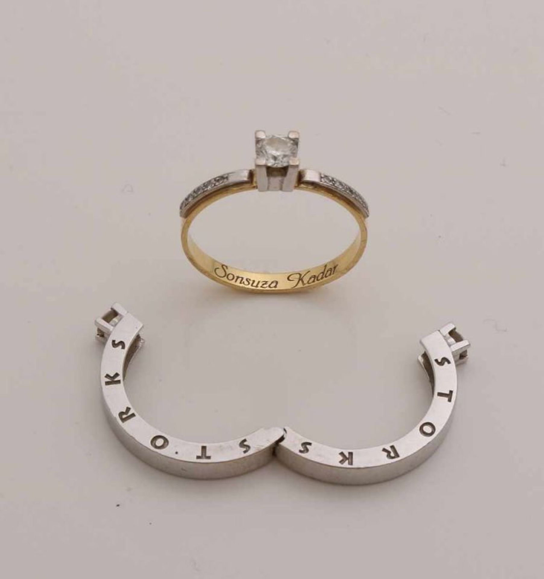 Special gold ring, 750/000, with diamonds. White gold broad tightly articulated outer ring-shaped, - Image 2 of 2