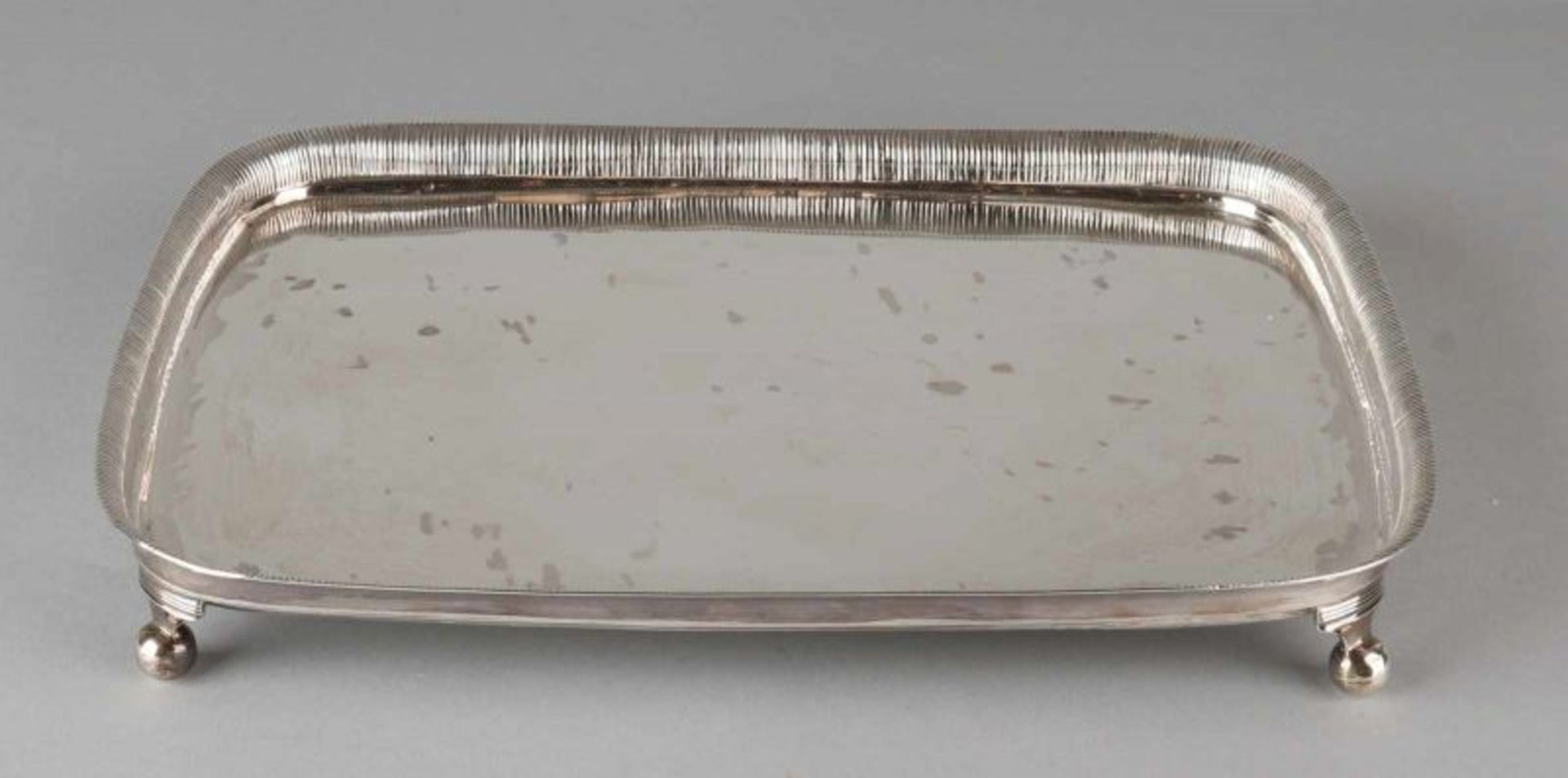 Beautiful silver comedy, 934/000, rectangular shape with a raised edge decorated with a ribdecor,