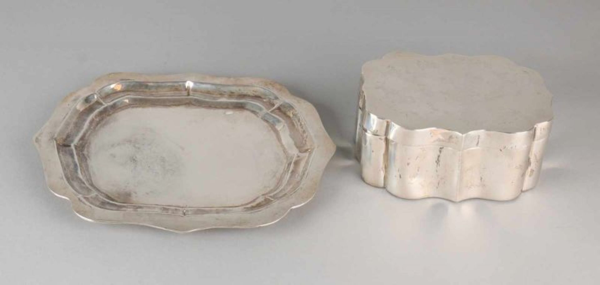 Beautiful silver cookie jar with lower dish, 925/000, rectangular-shaped with a shaped edge aculade. - Image 2 of 2