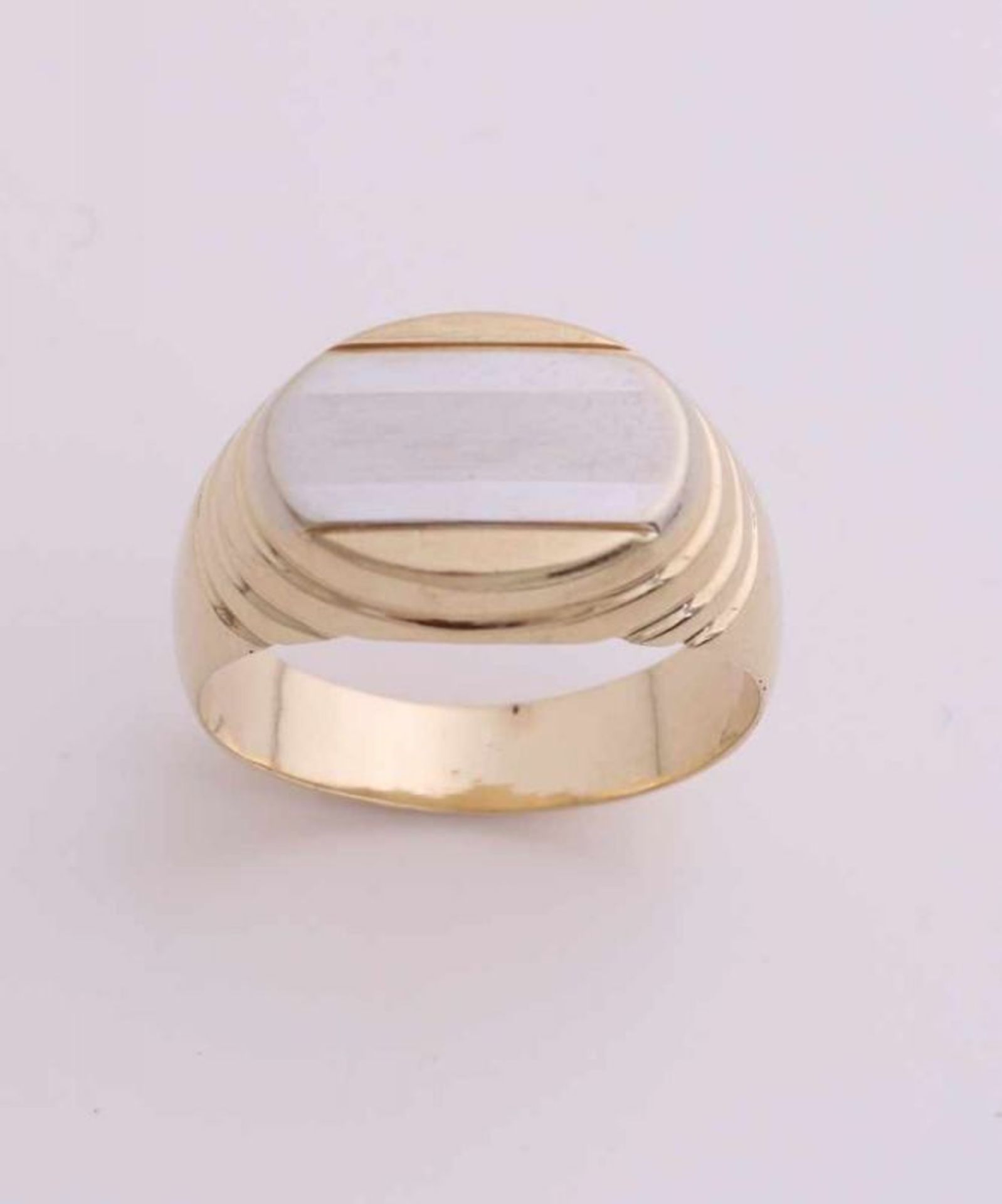 Yellow gold men's ring, 585/000, with an oval head with white gold operation. 11.5mm width, diameter