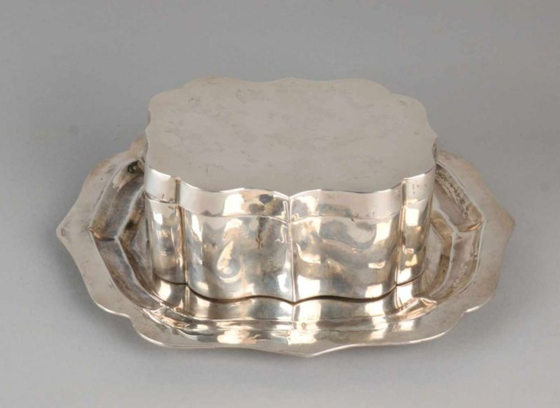 Beautiful silver cookie jar with lower dish, 925/000, rectangular-shaped with a shaped edge aculade.