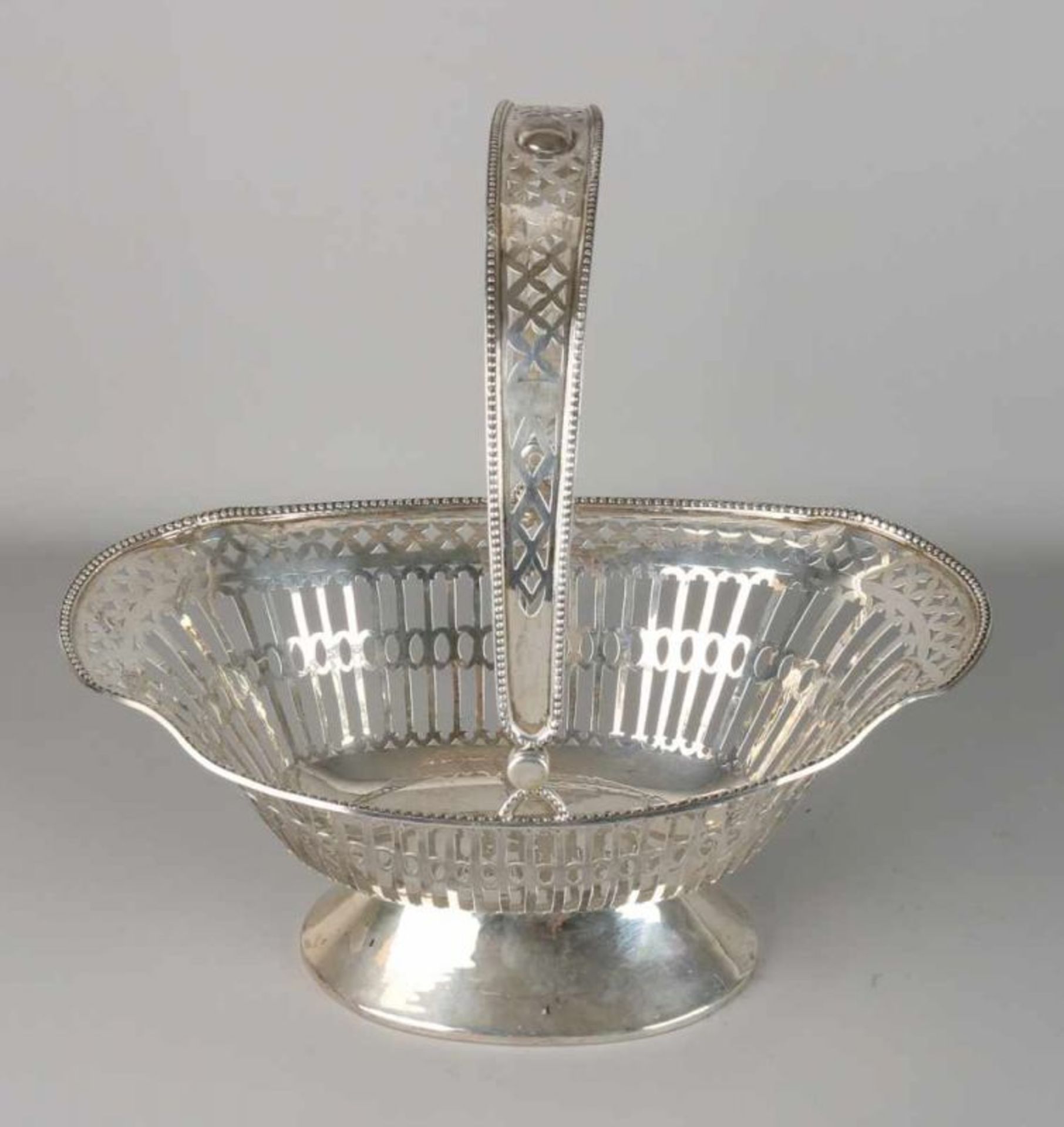 Beautiful silver hand cut handle basket, 925/000, oval model with bars decor and soldered pearl wavy
