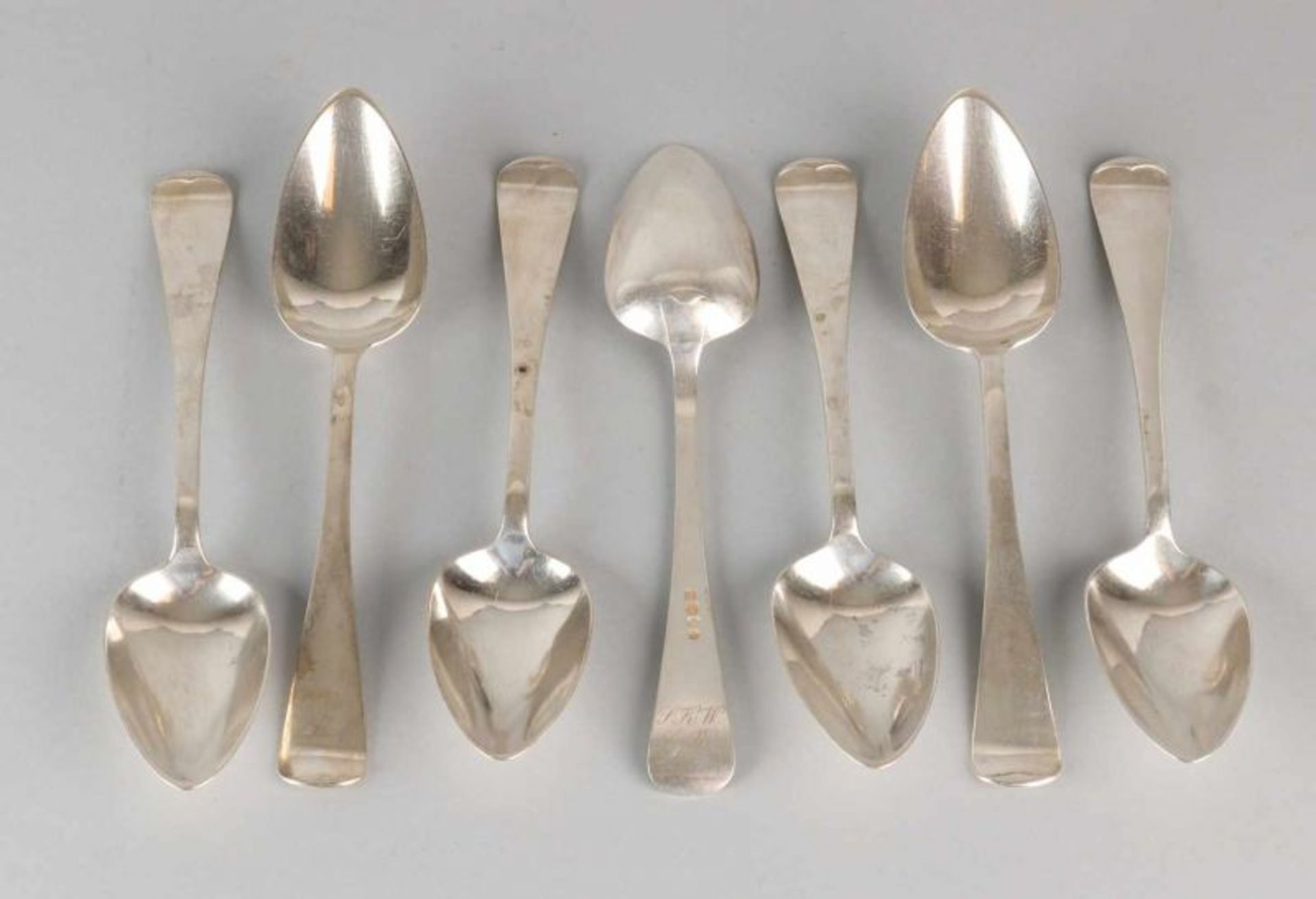 Lot with seven silver spoons, 833/000, model Hague lofje. 21cm. 6 spoons MT .: J.M.van Kempen,