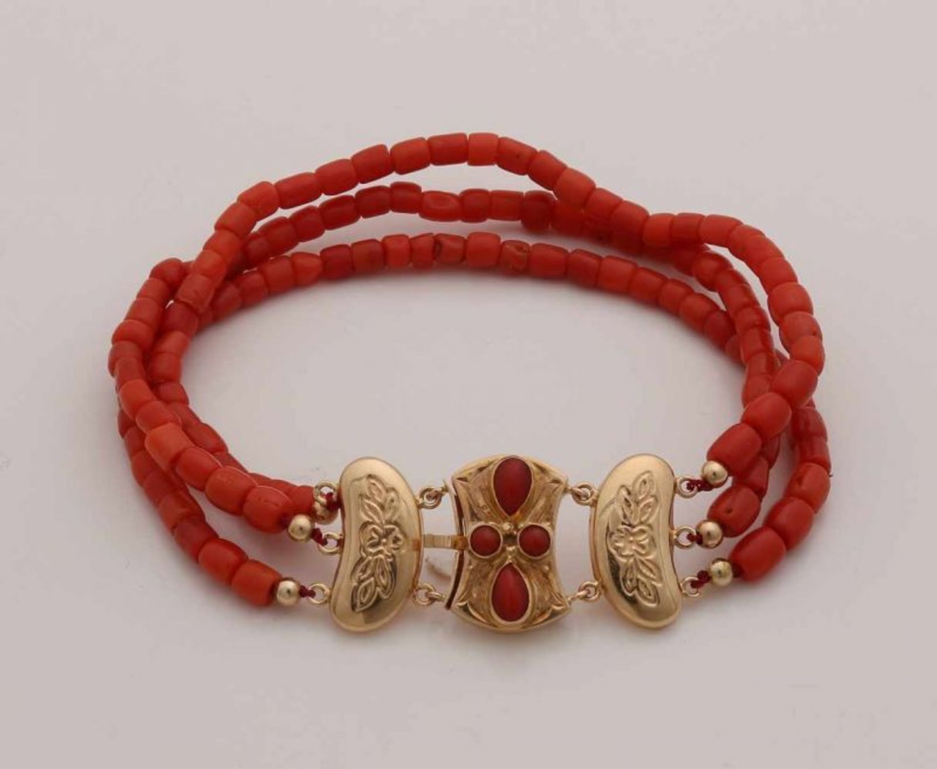 Bracelet with three rows of coral, ø 4 mm, attached to a yellow gold molded closure with red coral