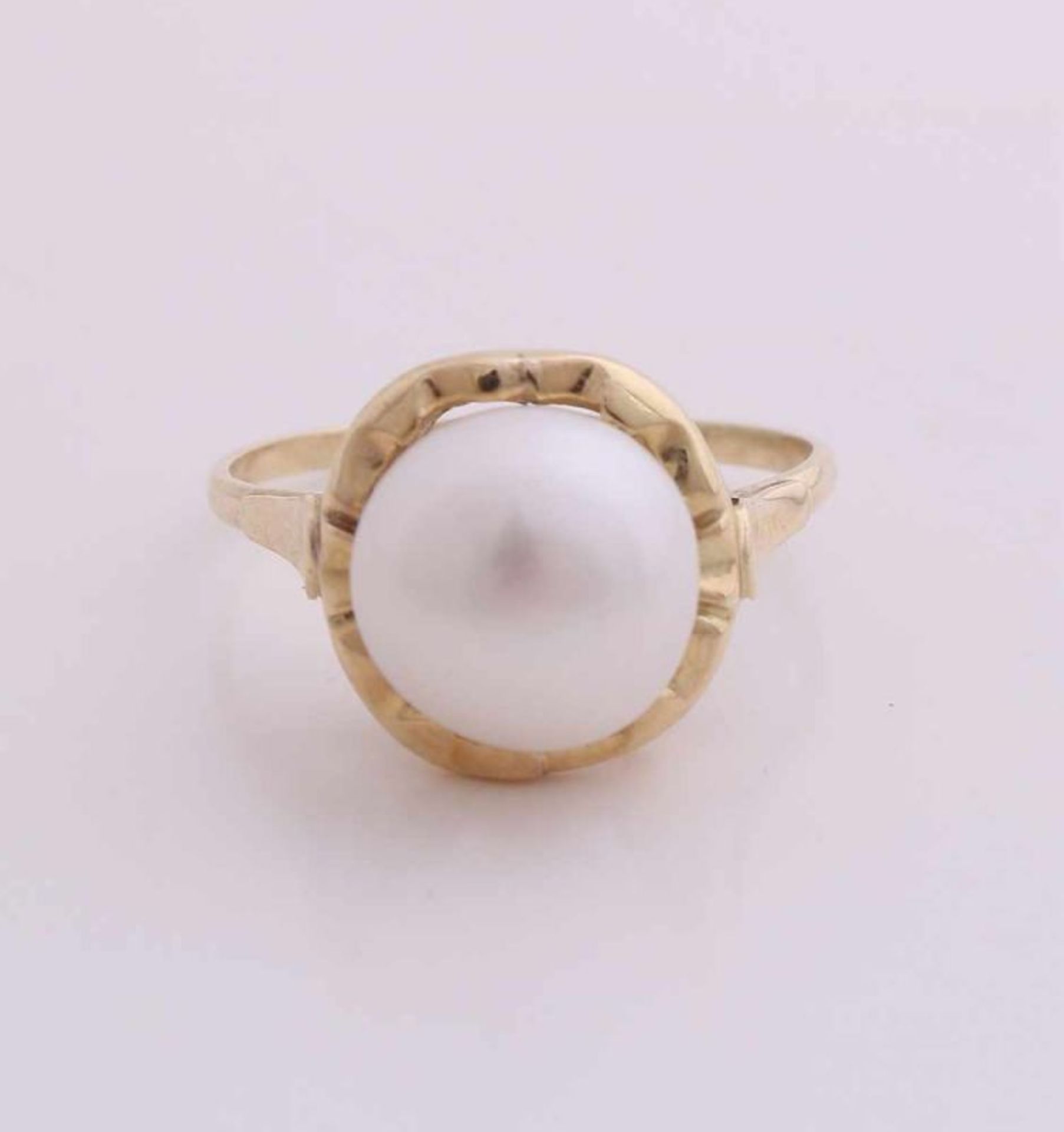 Yellow gold ring, 585/000, with pearl. Ring with large surfaced edge is provided with a large