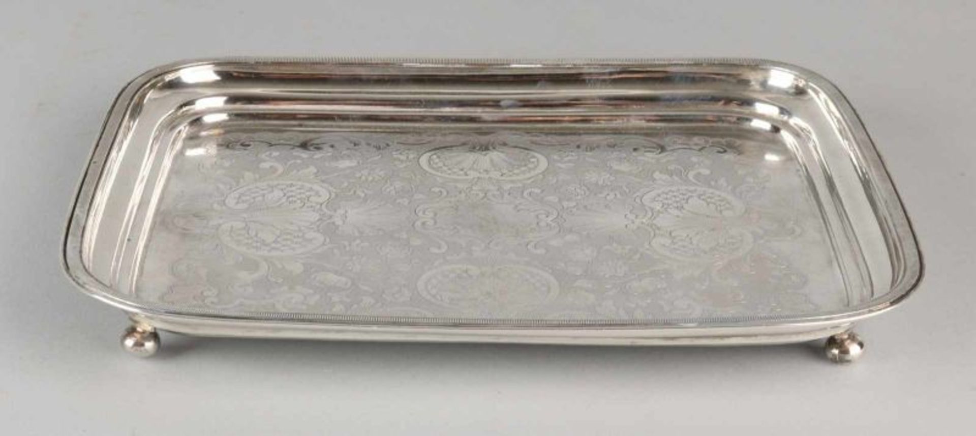 Beautiful silver cabaret, 934/000, rectangular model with increasing knerrenrand. In the middle