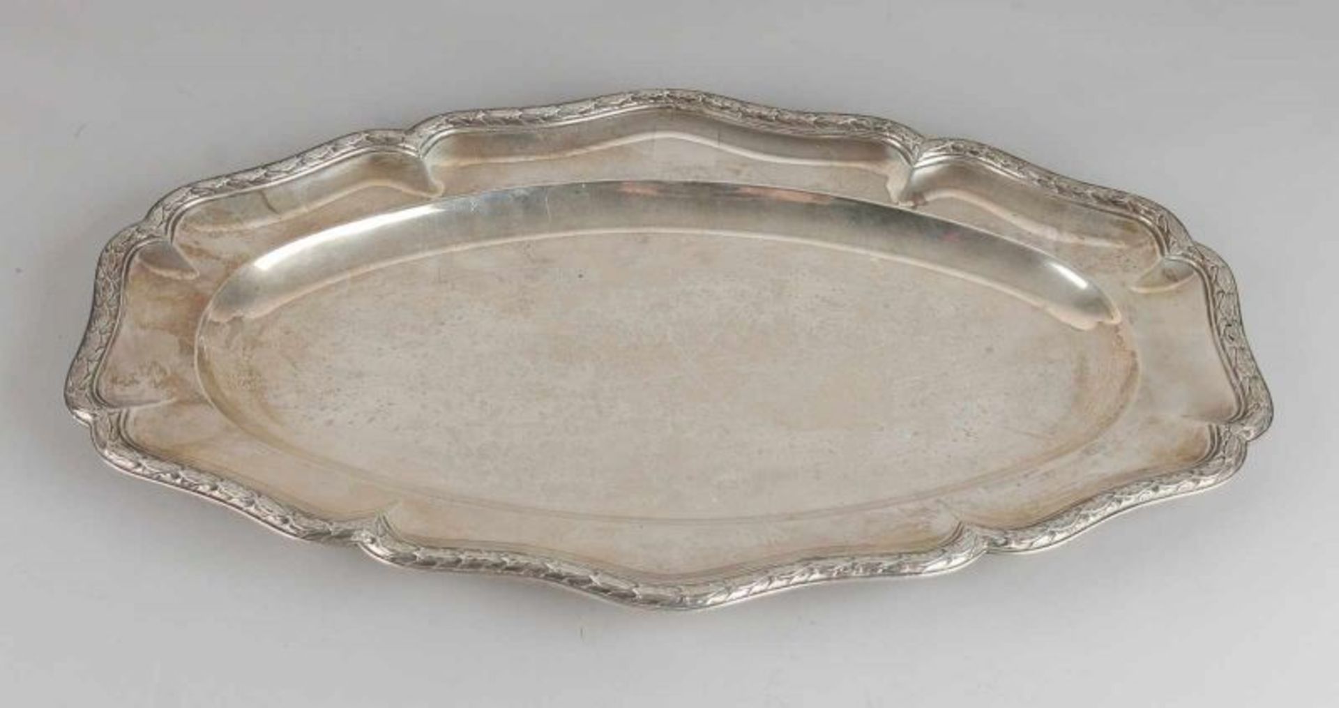 Silver meat oval serving plate, 925/000, with a molded edge with convex leaf pattern. 45x29x2,5cm.ca