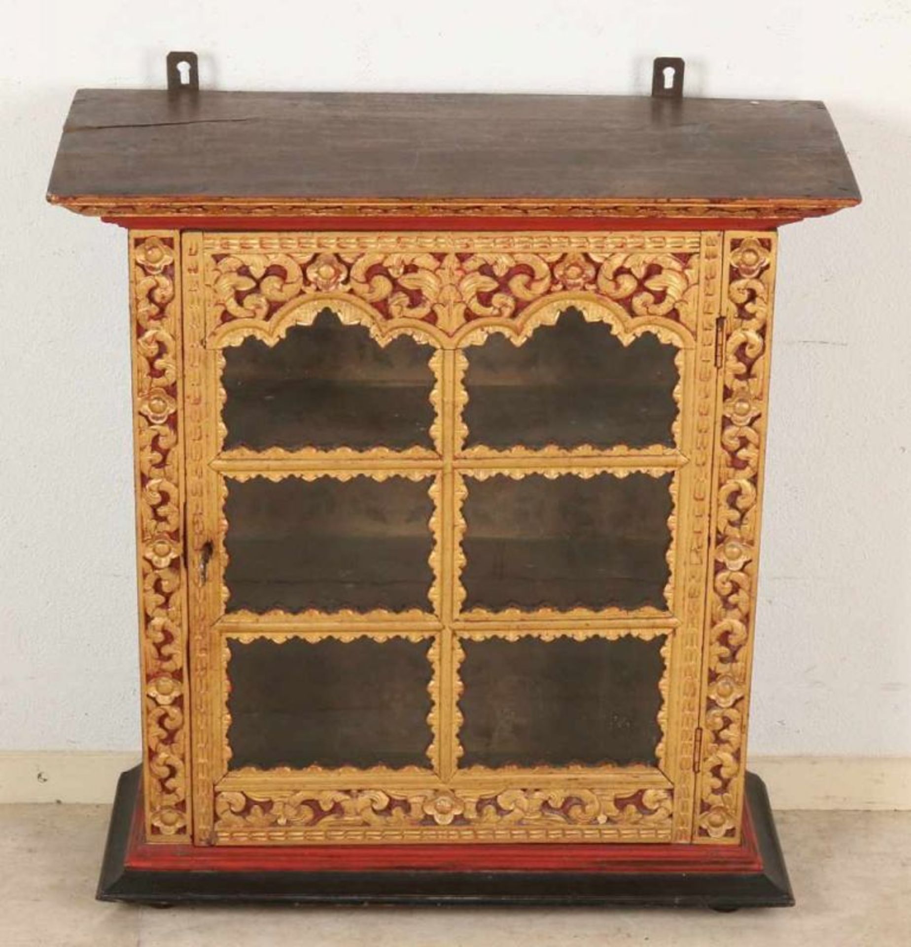 19th Century mahogany display case with front suspension Oriental gold leaf. Size: 73 x 70 x 30