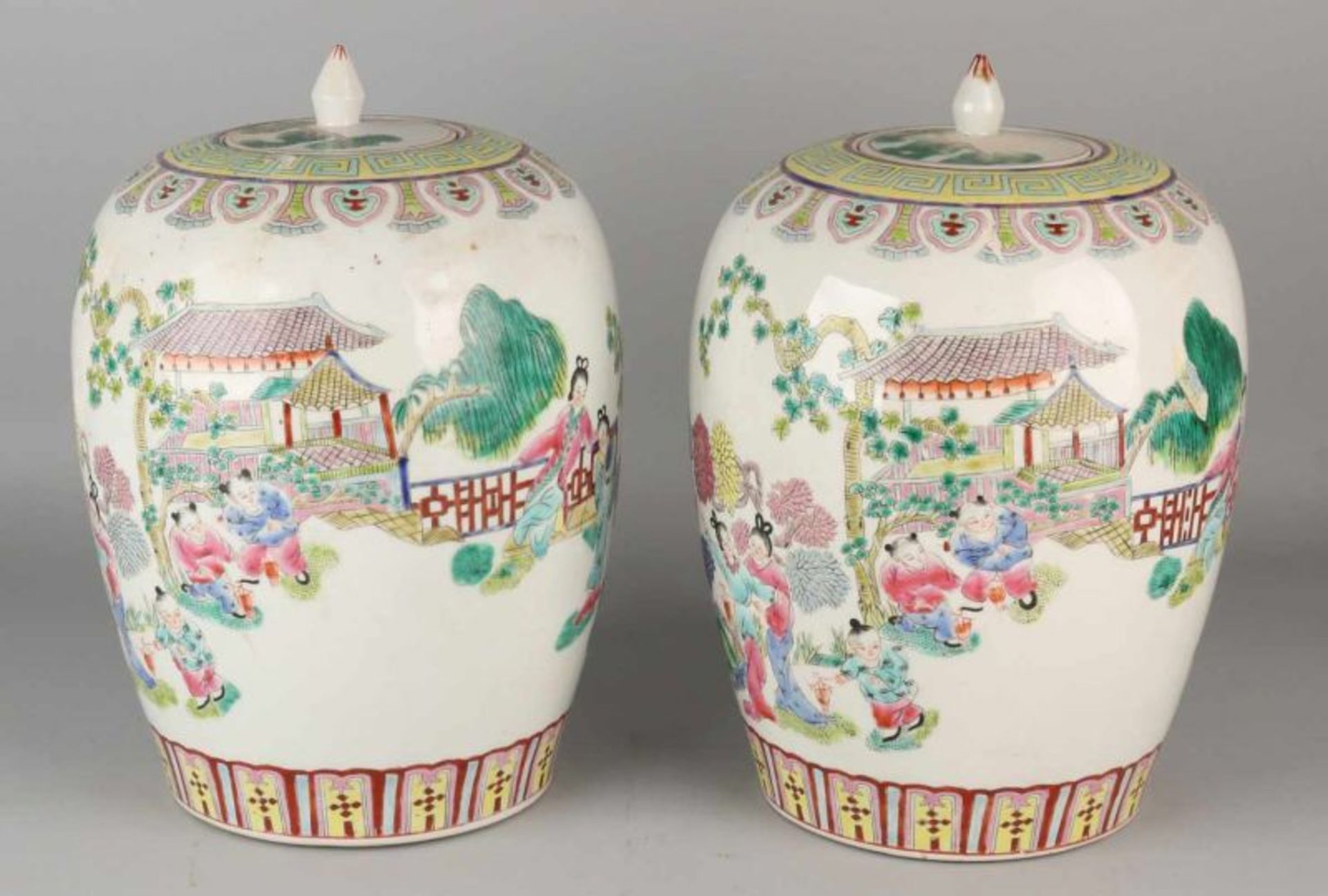 Two big old / antique Chinese porcelain vases Family Rose cover with soil and mark figures in garden - Bild 2 aus 3