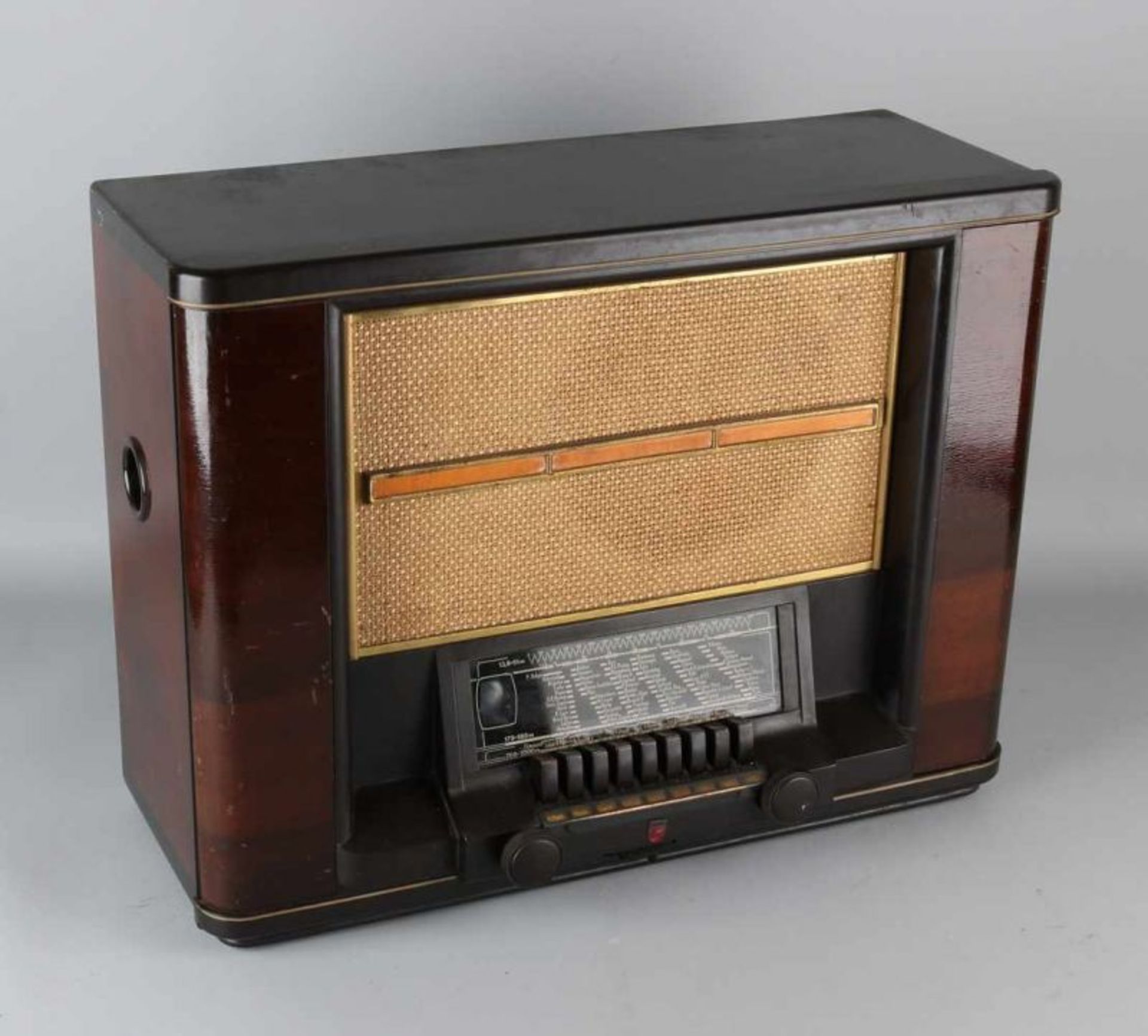 Antique Philips radio bakelite. Anno 1936. Type 815 A. Size: 41 x 21 x 52 cm. In good condition.